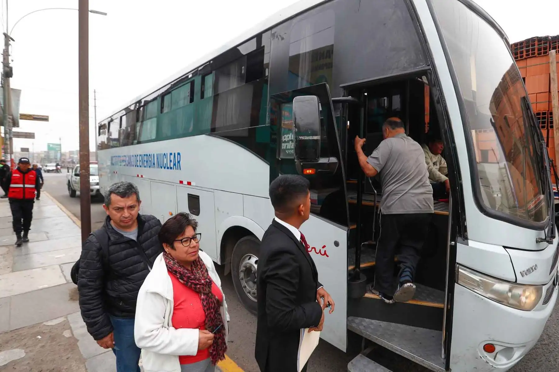 Trabajadores y estudiantes se movilizan a sus centros de labores o estudios, en un paradero de la Panamericana Norte, a la altura de Primera de Pro en Los Olivos, durante el paro de transporte público anunciado para el jueves 10 de octubre de 2024. Foto: ANDINA/Daniel Bracamonte
