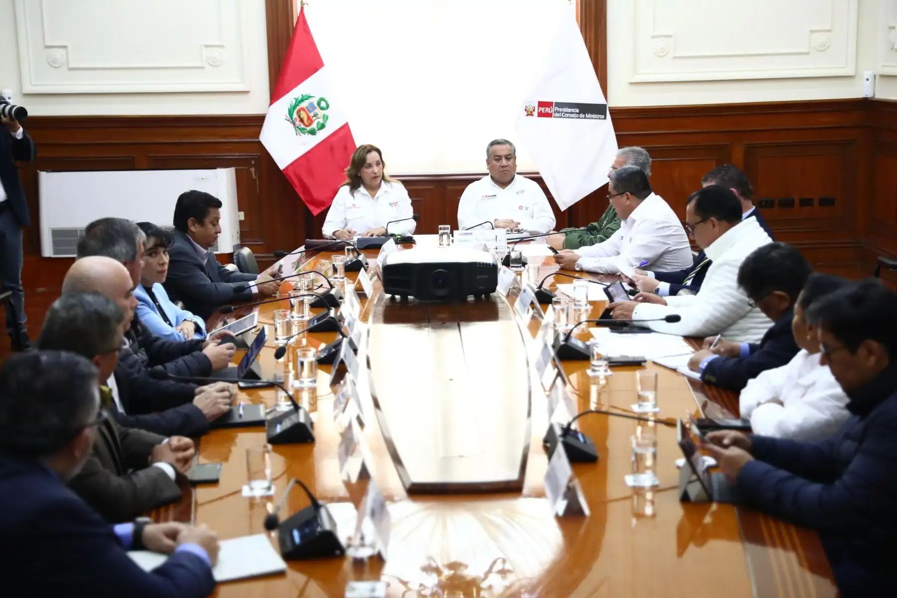 La presidenta de la República, Dina Ercilia Boluarte Zegarra, lidera la reunión con su gabinete ministerial para realizar un balance de las acciones del Ejecutivo, a fin de evaluar el impacto del paro de un sector de transportistas y coordinar acciones que aseguren la protección.
Foto: ANDINA/Prensa Presidencia