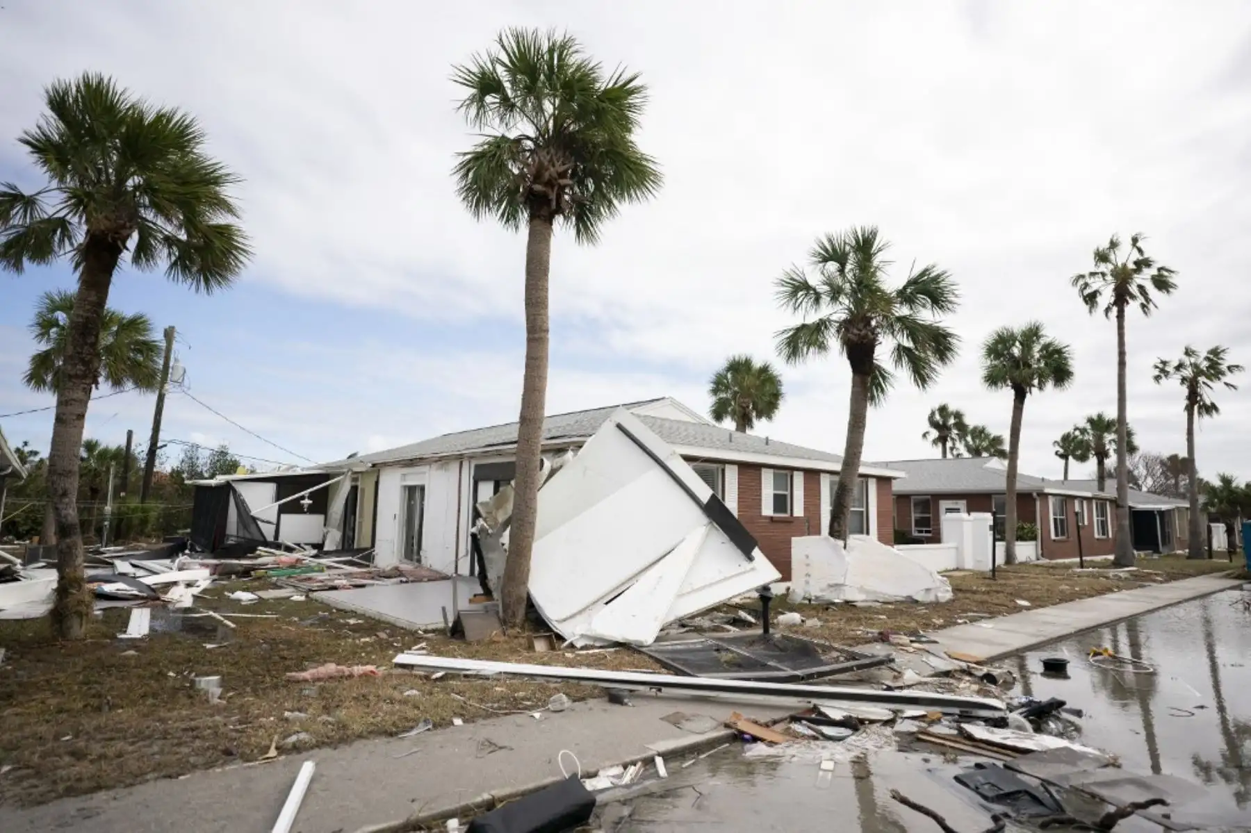 Una imagen tomada con un dron muestra un edificio dañado en el centro de Cocoa Beach debido al huracán Milton. Foto: AFP