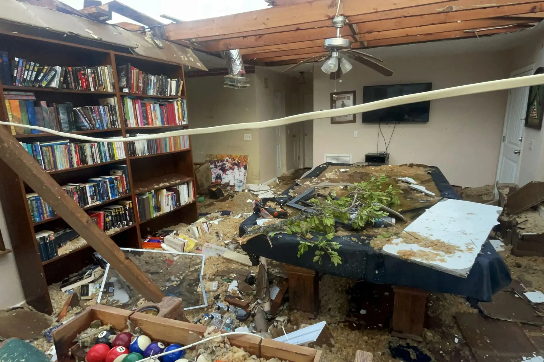 Interior de una casa afectada por el paso del Huracán Milton, este jueves en la ciudad de Fort Myers, en Florida. Foto: EFE