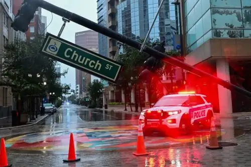 Un poste de semáforo cayó en el centro de Orlando, Florida, debido al huracán Milton el 10 de octubre del 2024. Foto: Giorgio Viera/AFP)