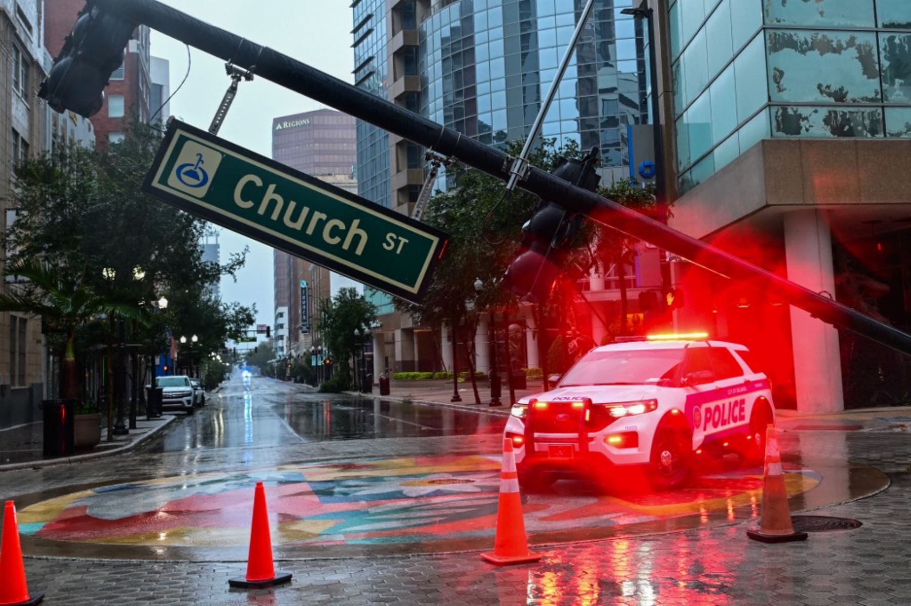 Un poste de semáforo cayó en el centro de Orlando, Florida, debido al huracán Milton el 10 de octubre del 2024. Foto: Giorgio Viera/AFP)