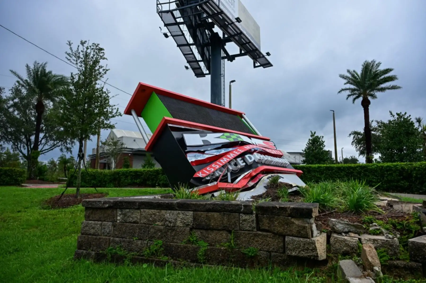 Un letrero luminoso dañado en el centro de Kissimmee, Florida, por el huracán Milton. Foto: AFP