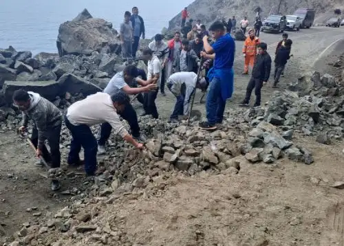 Pobladores y transportistas trabajan para retirar las piedras que bloquean el tránsito en la carretera Panamericana Sur en Arequipa. Esta mañana se produjo un nuevo deslizamiento en el distrito de Ocoña, provincia de Camaná. ANDINA/Difusión