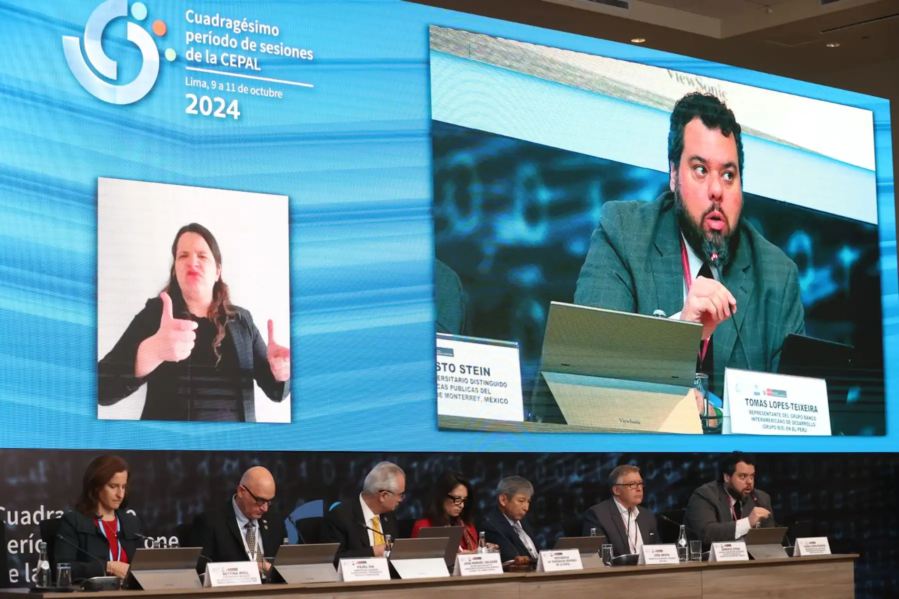 Ponente Tomás Lopes Texeira, representante del BID en el marco de la mesa de trabajo: Cómo lograr un crecimiento más alto, sostenido, inclusivo y sostenible del cuadragésimo período de sesiones de la CEPAL 



Foto: ANDINA/Juan Carlos Guzmán Negrini