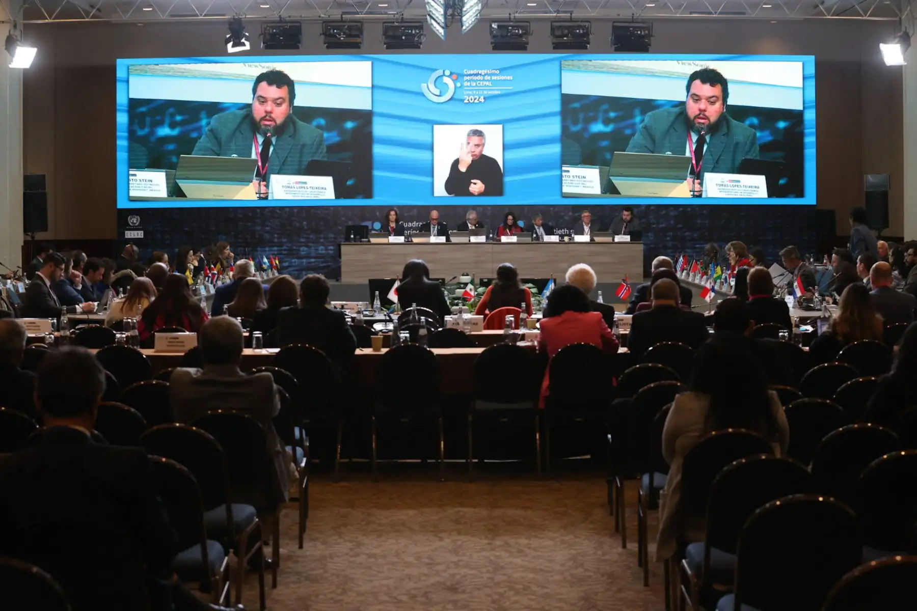 Ponente Tomás Lopes Texeira, representante del BID en el marco de la mesa de trabajo: Cómo lograr un crecimiento más alto, sostenido, inclusivo y sostenible del cuadragésimo período de sesiones de la CEPAL 



Foto: ANDINA/Juan Carlos Guzmán Negrini