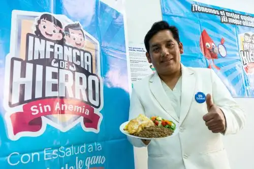 El encargado del programa de anemia del servicio de Nutrición del Hospital I Octavio Mongrut Muñoz de la Red Prestacional Sabogal de EsSalud, Juan Montoya Rodríguez, explicó que, para lograr la recuperación de un niño, es clave insistir en el consumo de alimentos ricos en hierro. ANDINA/ ESalud.