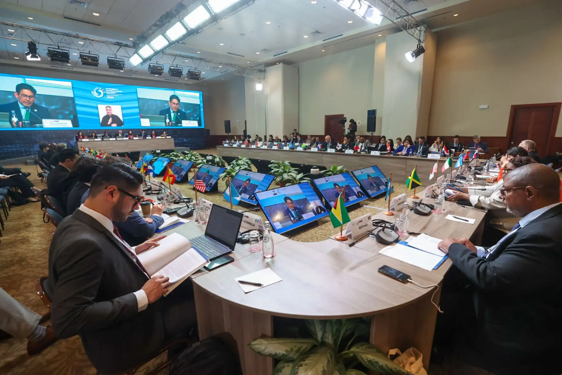 Ministro de Desarrollo e inclusión Social, Julio Demartini, modera la mesa de trabajo: Cómo reducir la desigualdad y promover la inclusión y movilidad social en el marco del cuadragésimo período de sesiones de la CEPAL

Foto: ANDINA/Juan Carlos Guzmán Negrini