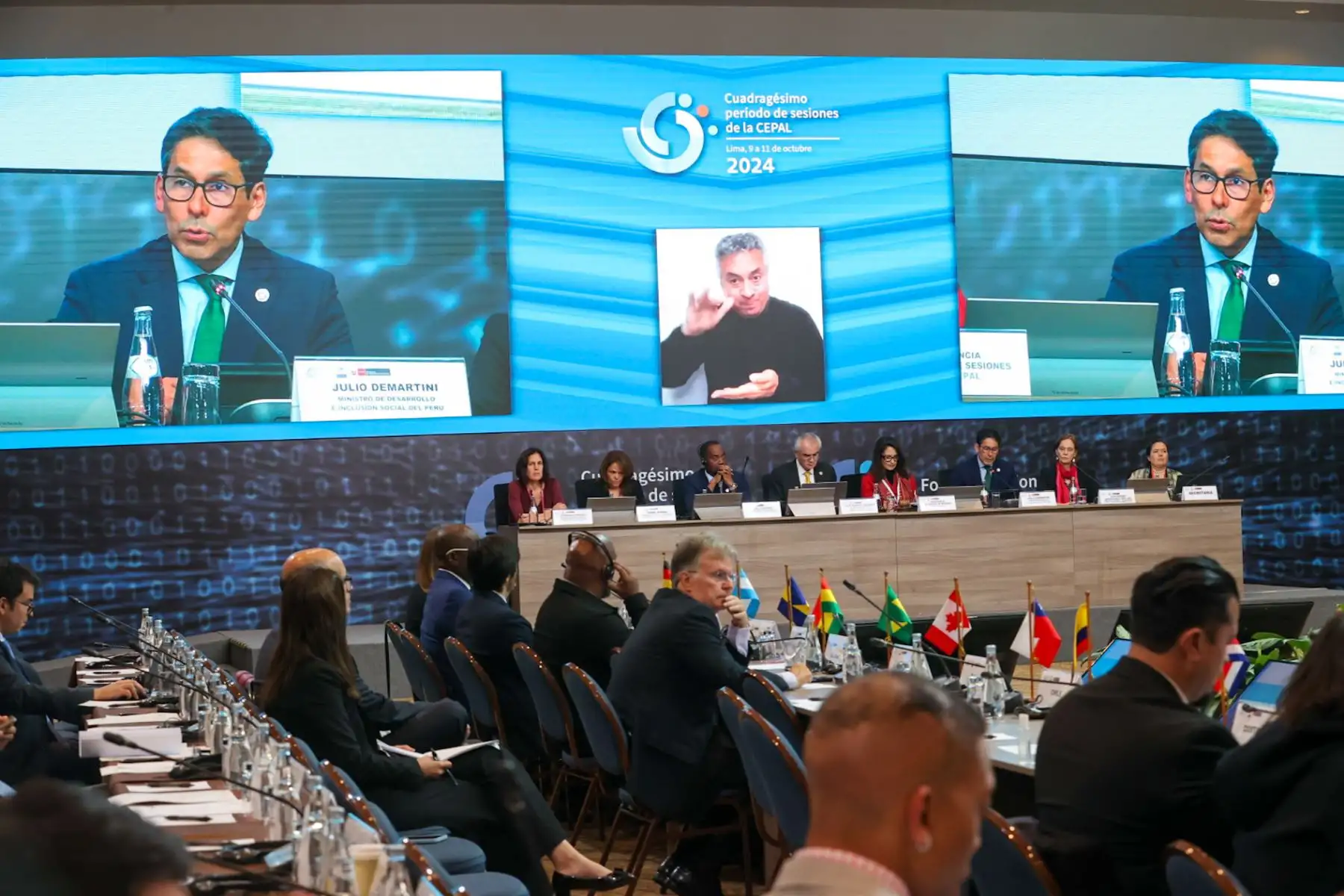 Ministro de Desarrollo e inclusión Social, Julio Demartini, modera la mesa de trabajo: Cómo reducir la desigualdad y promover la inclusión y movilidad social en el marco del cuadragésimo período de sesiones de la CEPAL

Foto: ANDINA/Juan Carlos Guzmán Negrini