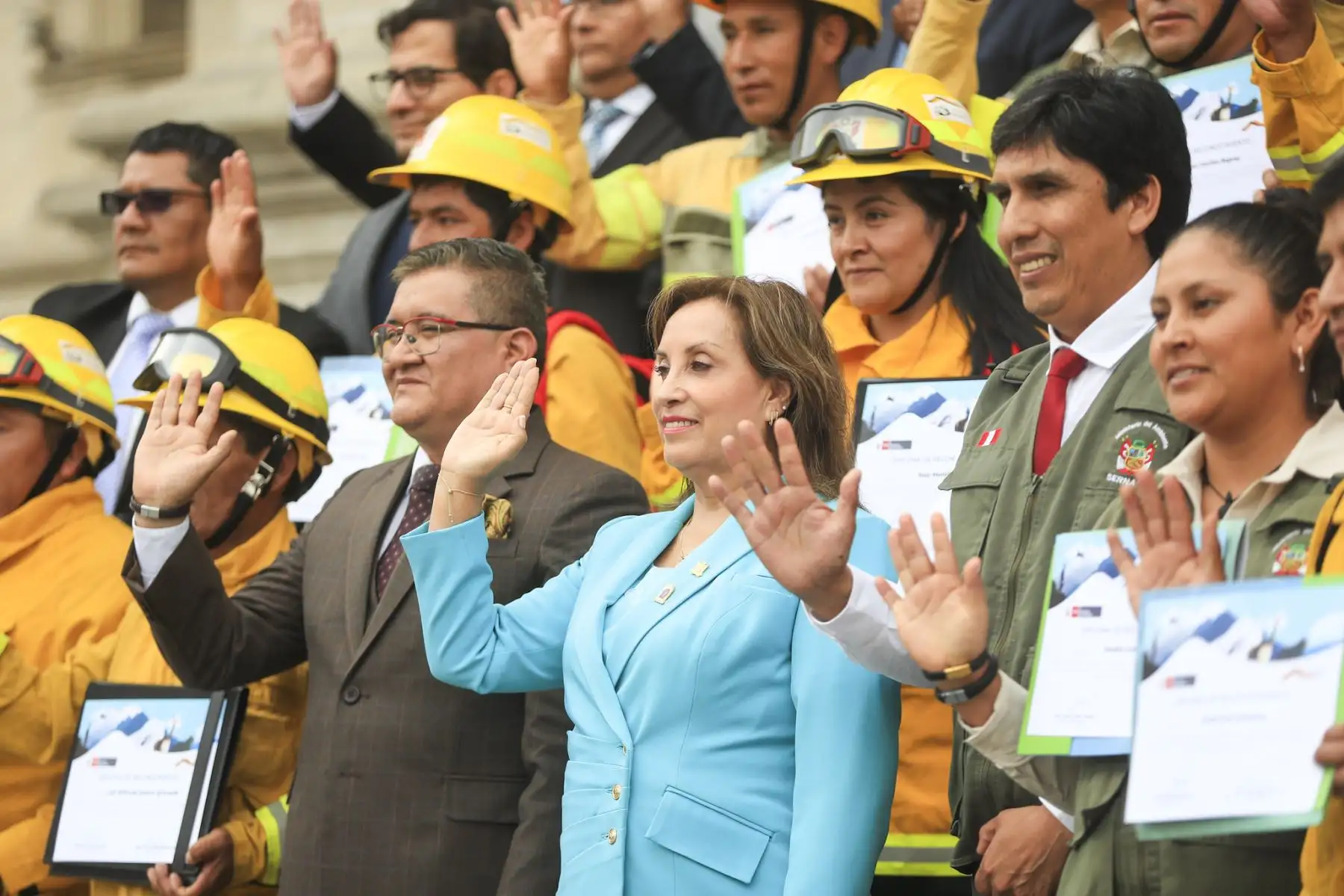 La presidenta Dina Boluarte firma el reglamento de ley del cuerpo de guardaparques y reconocimiento a los bomberos forestales que triunfaron ante los incendios forestales que azotaron al Perú hace pocas semanas. Foto: ANDINA/Prensa Presidencia