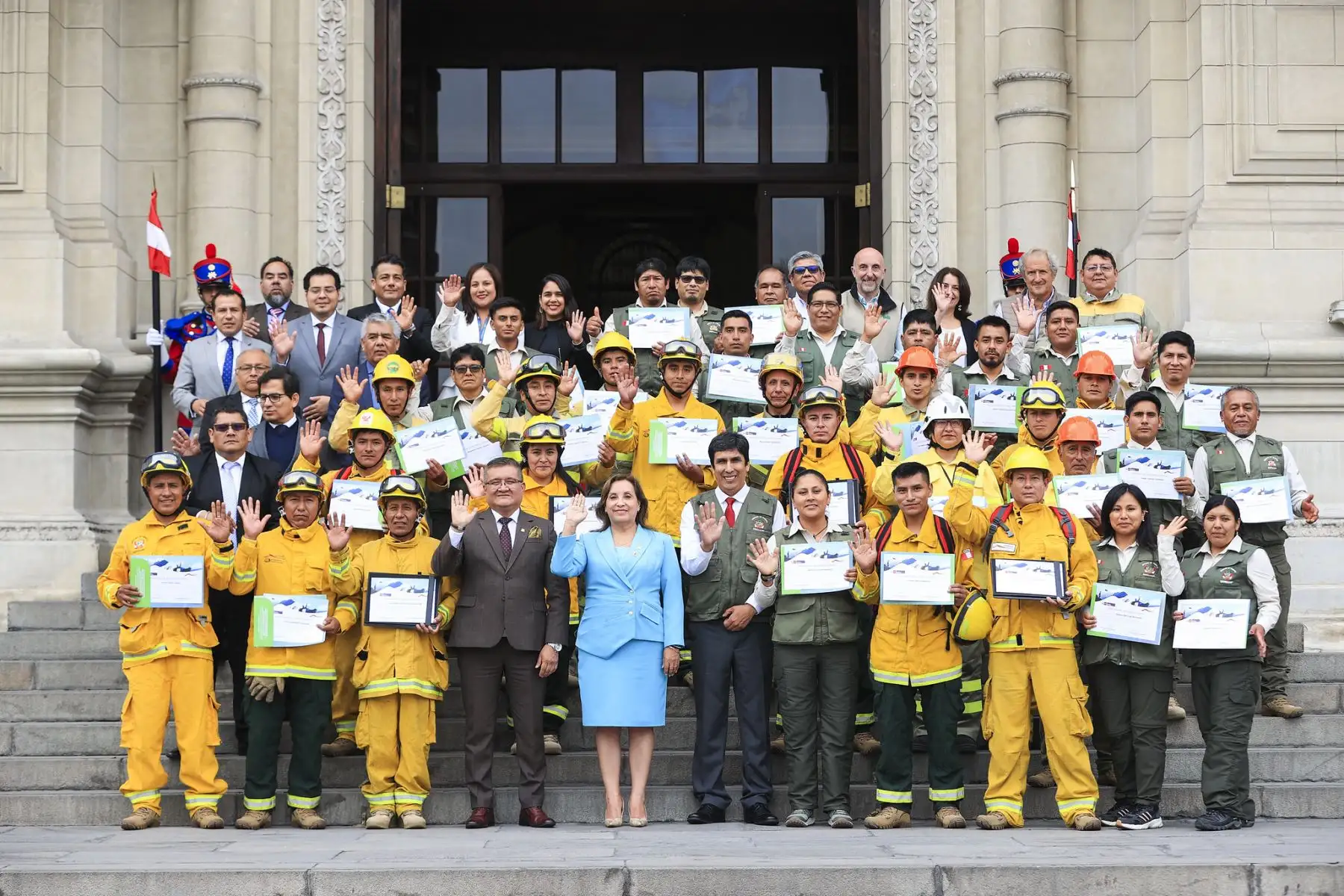 La presidenta Dina Boluarte firma el reglamento de ley del cuerpo de guardaparques y reconocimiento a los bomberos forestales que triunfaron ante los incendios forestales que azotaron al Perú hace pocas semanas. Foto: ANDINA/Prensa Presidencia