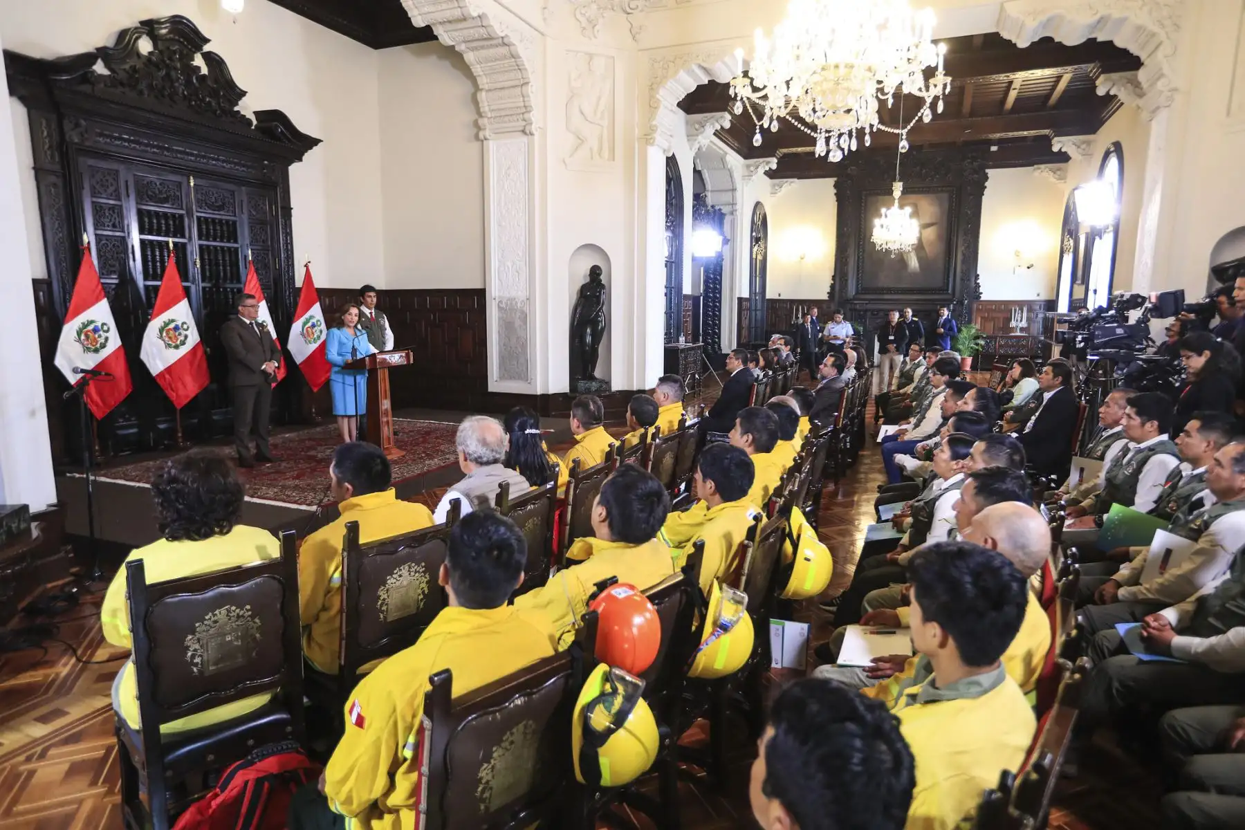 La presidenta Dina Boluarte firma el reglamento de ley del cuerpo de guardaparques y reconocimiento a los bomberos forestales que triunfaron ante los incendios forestales que azotaron al Perú hace pocas semanas. Foto: ANDINA/Prensa Presidencia