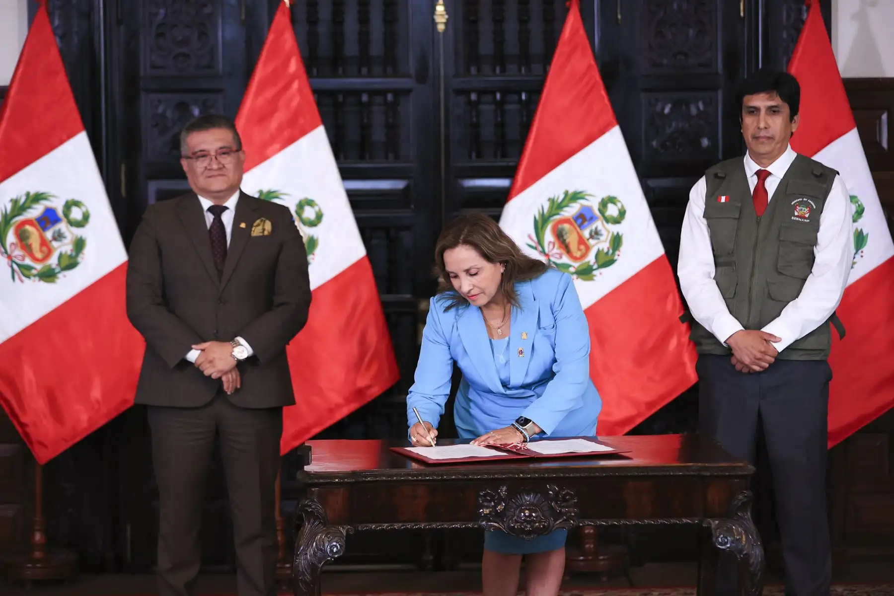 La presidenta Dina Boluarte firma el reglamento de ley del cuerpo de guardaparques y reconocimiento a los bomberos forestales que triunfaron ante los incendios forestales que azotaron al Perú hace pocas semanas. Foto: ANDINA/Prensa Presidencia