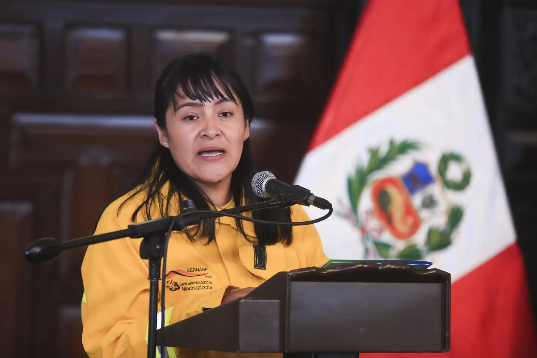 La presidenta Dina Boluarte firma el reglamento de ley del cuerpo de guardaparques y reconocimiento a los bomberos forestales que triunfaron ante los incendios forestales que azotaron al Perú hace pocas semanas. Foto: ANDINA/Prensa Presidencia