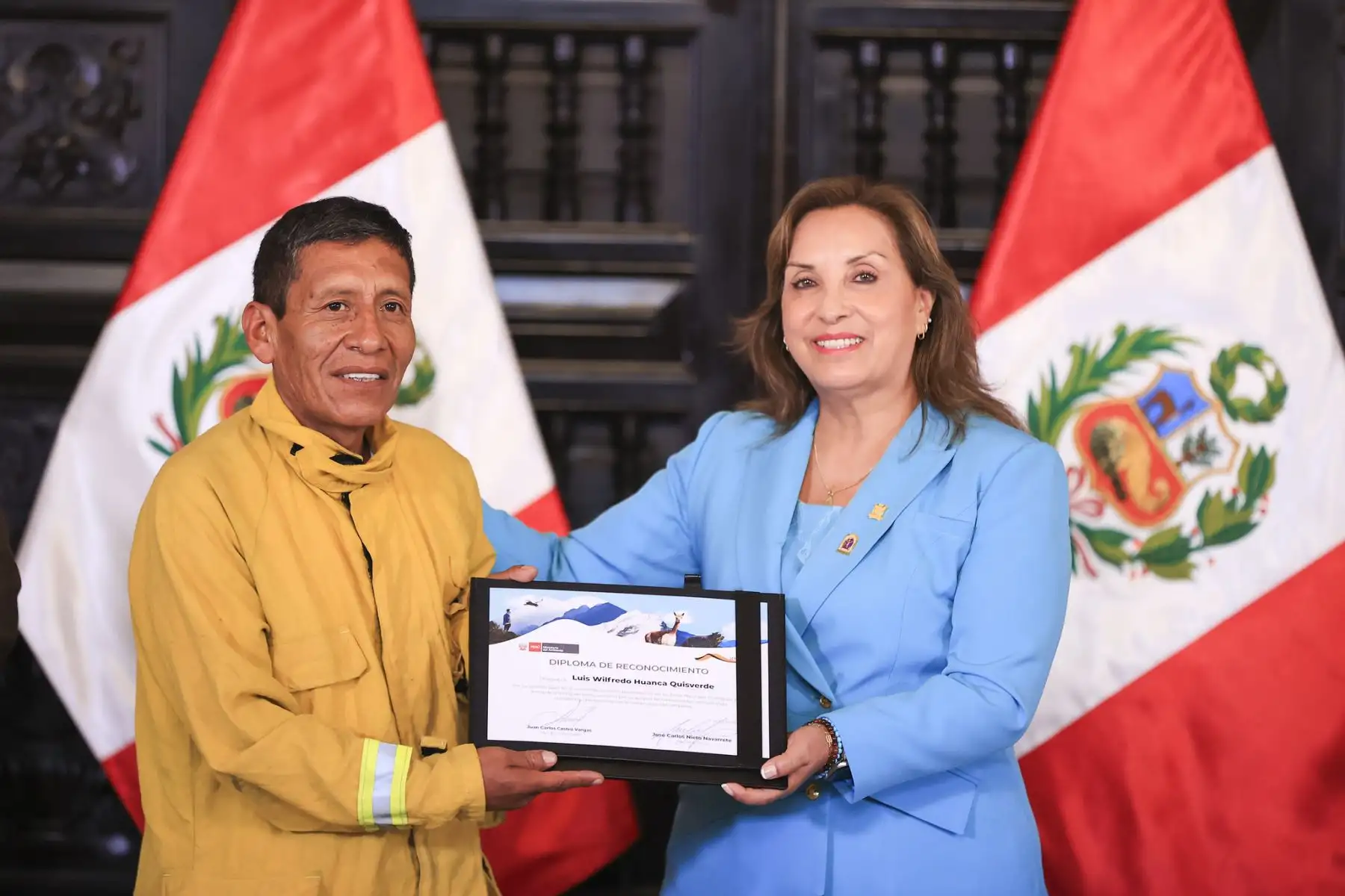 La presidenta Dina Boluarte firma el reglamento de ley del cuerpo de guardaparques y reconocimiento a los bomberos forestales que triunfaron ante los incendios forestales que azotaron al Perú hace pocas semanas. Foto: ANDINA/Prensa Presidencia