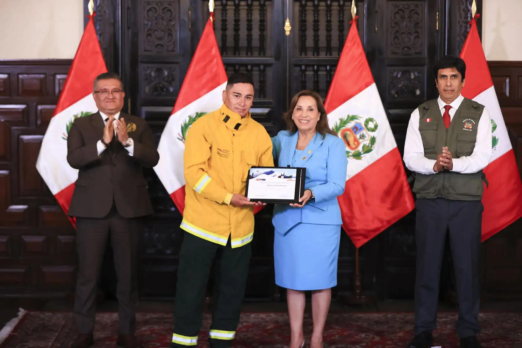 La presidenta Dina Boluarte firma el reglamento de ley del cuerpo de guardaparques y reconocimiento a los bomberos forestales que triunfaron ante los incendios forestales que azotaron al Perú hace pocas semanas. Foto: ANDINA/Prensa Presidencia