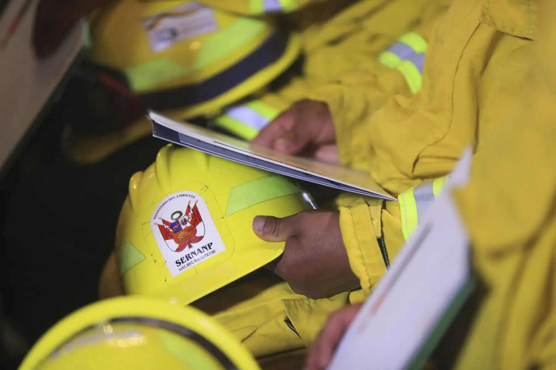 La presidenta Dina Boluarte firma el reglamento de ley del cuerpo de guardaparques y reconocimiento a los bomberos forestales que triunfaron ante los incendios forestales que azotaron al Perú hace pocas semanas. Foto: ANDINA/Prensa Presidencia