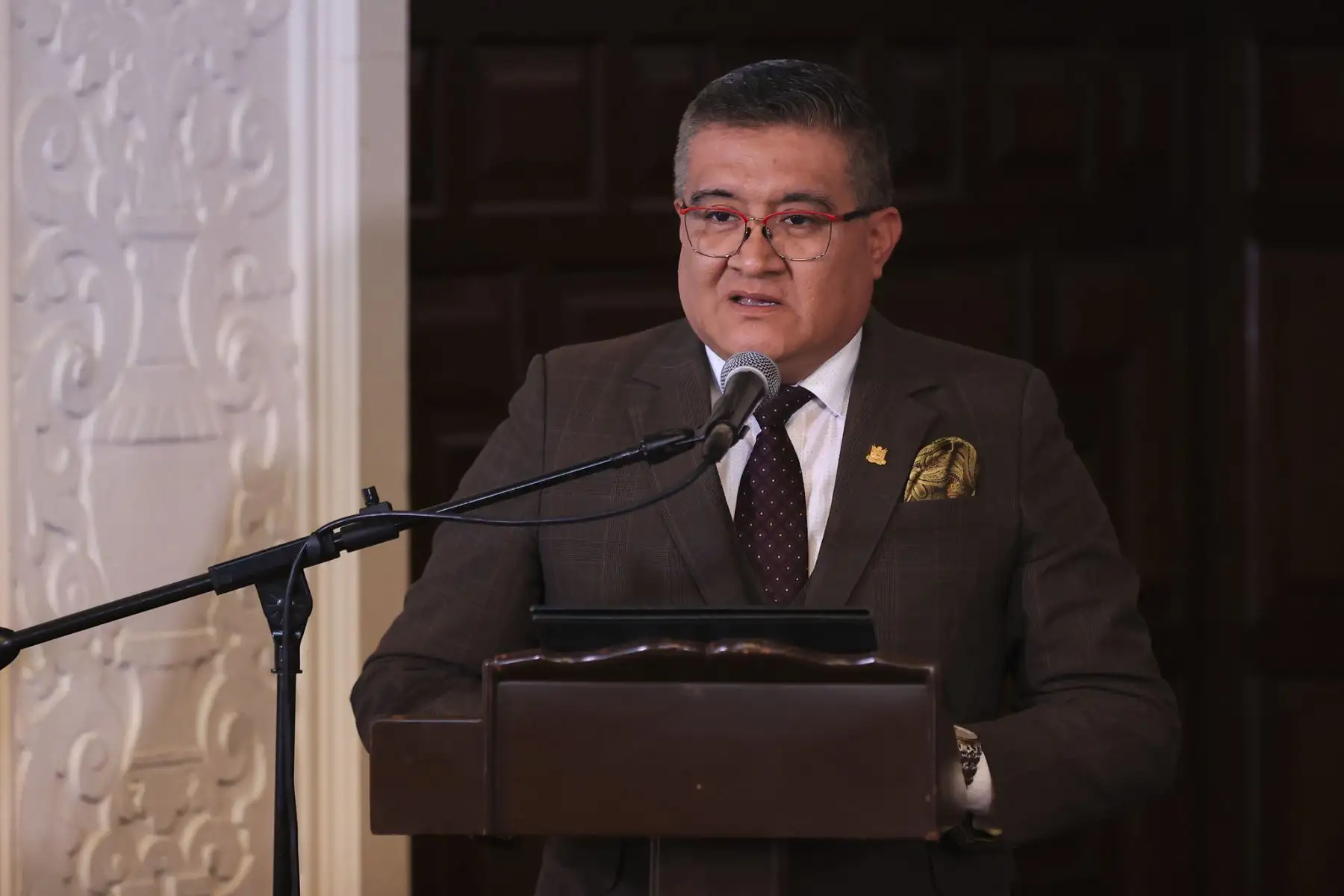 La presidenta Dina Boluarte firma el reglamento de ley del cuerpo de guardaparques y reconocimiento a los bomberos forestales que triunfaron ante los incendios forestales que azotaron al Perú hace pocas semanas. Foto: ANDINA/Prensa Presidencia