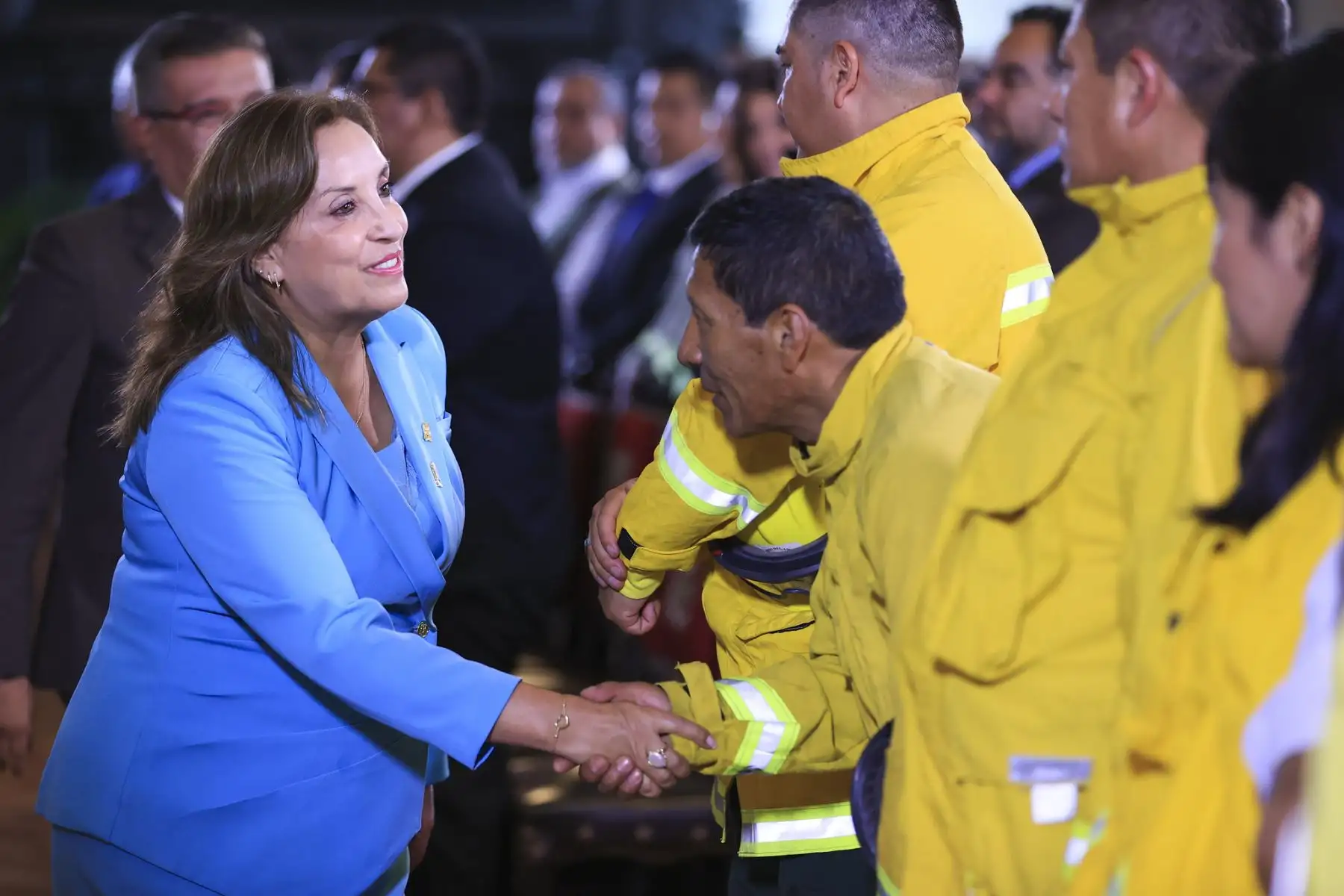 La presidenta Dina Boluarte firma el reglamento de ley del cuerpo de guardaparques y reconocimiento a los bomberos forestales que triunfaron ante los incendios forestales que azotaron al Perú hace pocas semanas. Foto: ANDINA/Prensa Presidencia