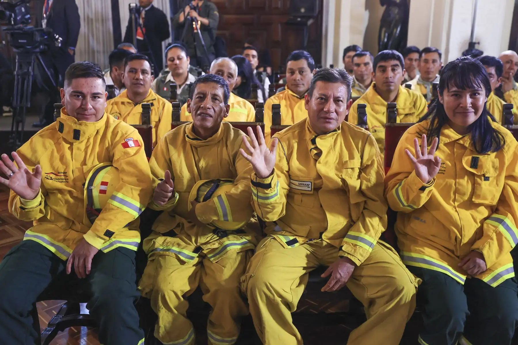 La presidenta Dina Boluarte firma el reglamento de ley del cuerpo de guardaparques y reconocimiento a los bomberos forestales que triunfaron ante los incendios forestales que azotaron al Perú hace pocas semanas. Foto: ANDINA/Prensa Presidencia