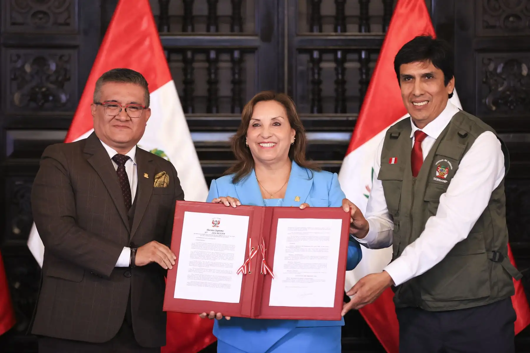 La presidenta Dina Boluarte firma el reglamento de ley del cuerpo de guardaparques y reconocimiento a los bomberos forestales que triunfaron ante los incendios forestales que azotaron al Perú hace pocas semanas. Foto: ANDINA/Prensa Presidencia