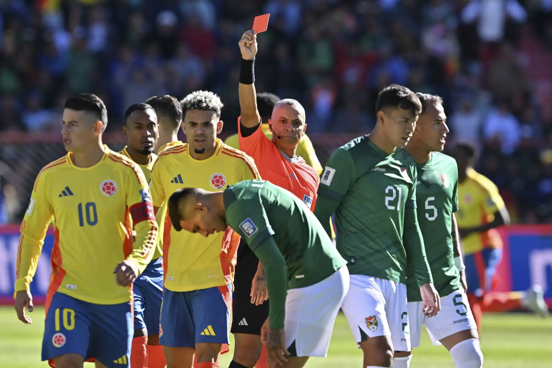 También se ofrecía el pintado de las banderas rojo, amarillo y verde, o amarillo, azul y rojo para que los fanáticos lleven los colores de sus patrias en las mejillas. Foto: AFP