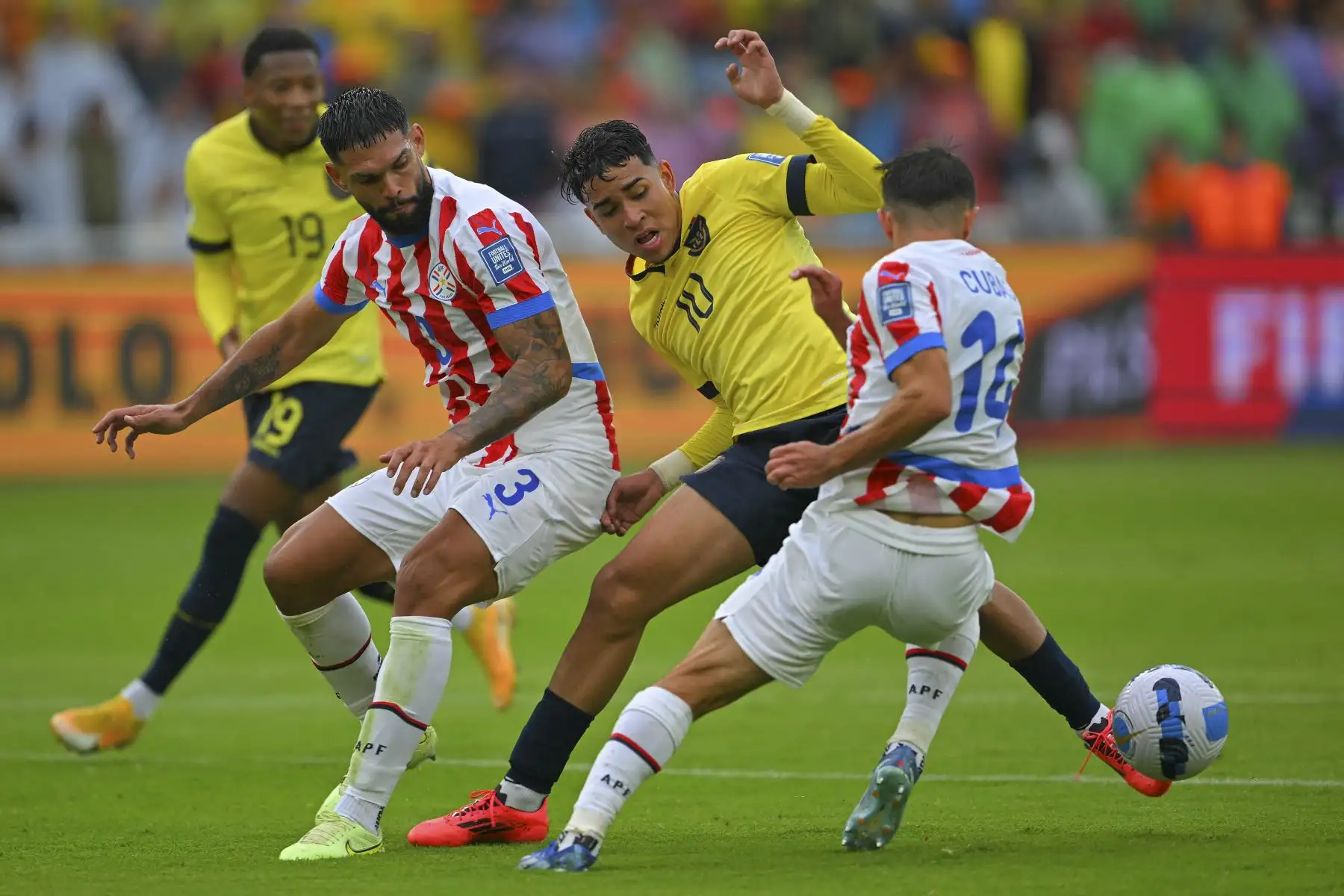 Con la meta de mantener su invicto de local tras las siete victorias y dos empates logrados durante el histórico de las eliminatorias contra los paraguayos, la tricolor se fue con todo contra la valla de Roberto Fernández, quien pasó varios aprietos ante el empuje del dueño de casa. Foto: AFP
