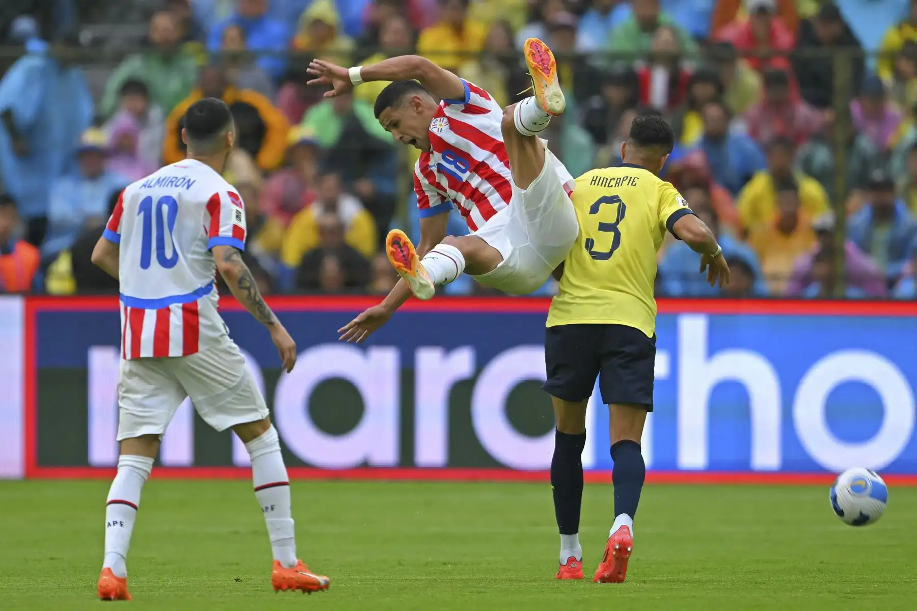Bajo el mando de adiestradores argentinos, las dos selecciones coincidieron en plantar un 3-4-3 para procurar alcanzar un poder ofensivo, que fue más notorio para el bando ecuatoriano pero sin ser efectivo. Foto: AFP