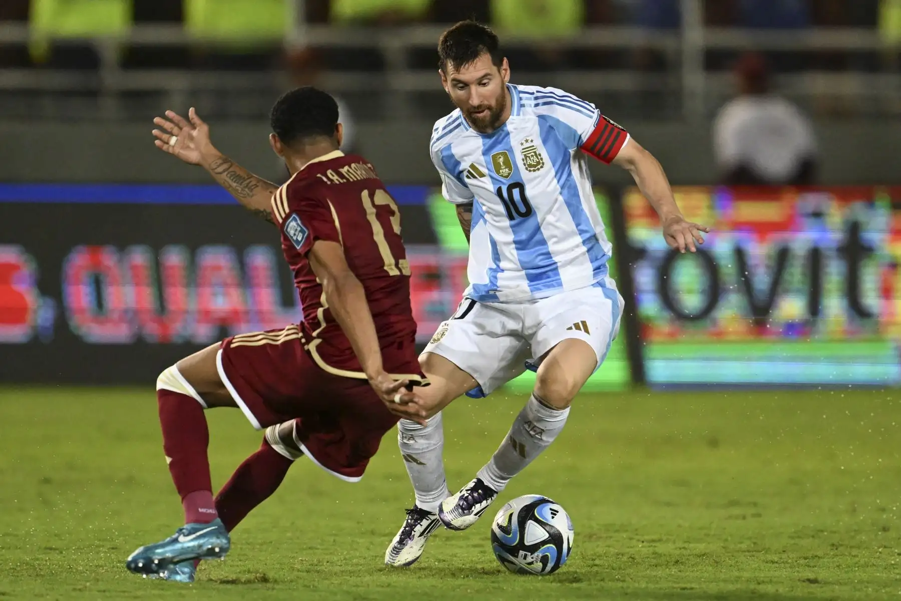 Nicolás Otamendi aprovechó un rebote para poner en ventaja a la Albiceleste en el minuto 13, en un partido que comenzó con media hora de retraso por el mal estado de la cancha del Estadio Monumental de Maturín, convertido en una piscina por fuertes lluvias caídas antes del compromiso. Foto: AFP