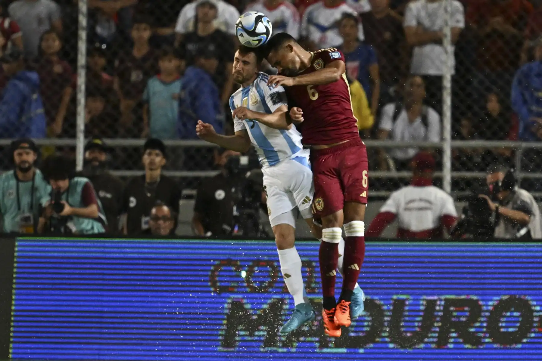 Un gol de Salomón Rondón pasó por agua la reaparición de Lionel Messi con Argentina y Venezuela sacó este jueves un empate 1-1 en casa ante los campeones del mundo en la novena fecha de la clasificatoria sudamericana hacia el Mundial de 2026. Foto: AFP