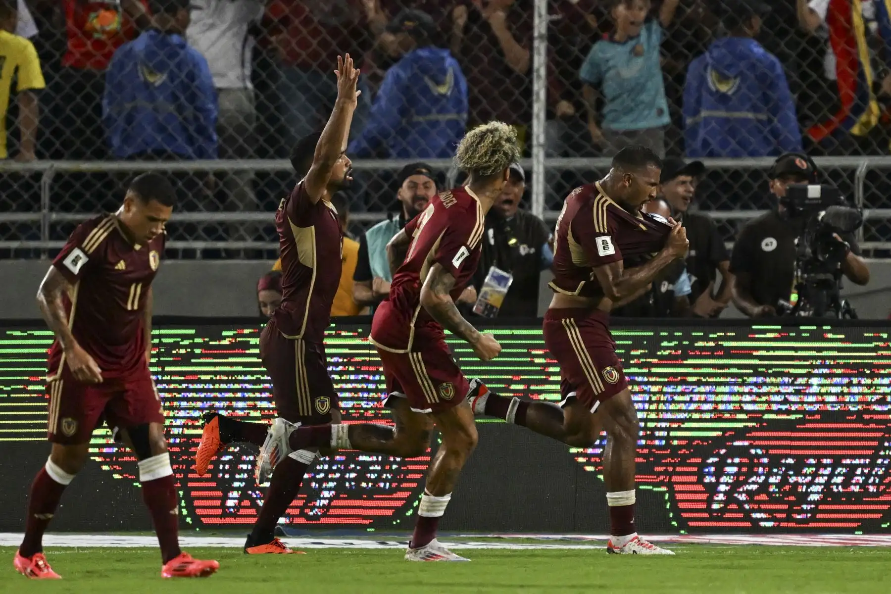 Argentina mantiene el liderato de la tabla con 19 puntos, mientras que Venezuela se ubica en el sexto puesto, con 11, a la espera del resultado de Brasil, más tarde este mismo miércoles, en su visita a Chile. La Canarinha, que por ahora suma 10 unidades, podría desplazar a la selección venezolana al séptimo peldaño. Foto: AFP
