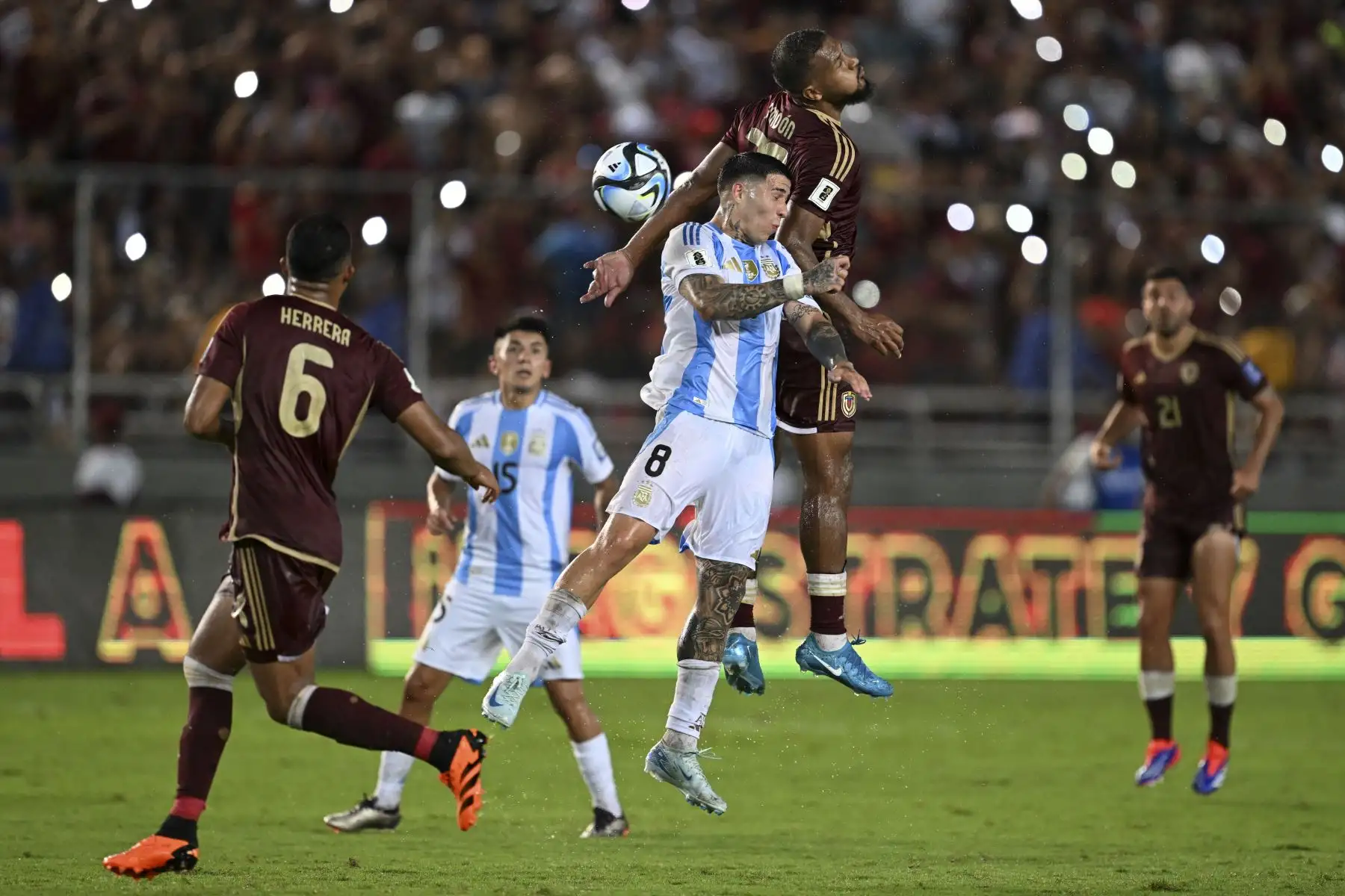 Nicolás Otamendi aprovechó un rebote para poner en ventaja a la Albiceleste en el minuto 13, en un partido que comenzó con media hora de retraso por el mal estado de la cancha del Estadio Monumental de Maturín, convertido en una piscina por fuertes lluvias caídas antes del compromiso. Foto: AFP