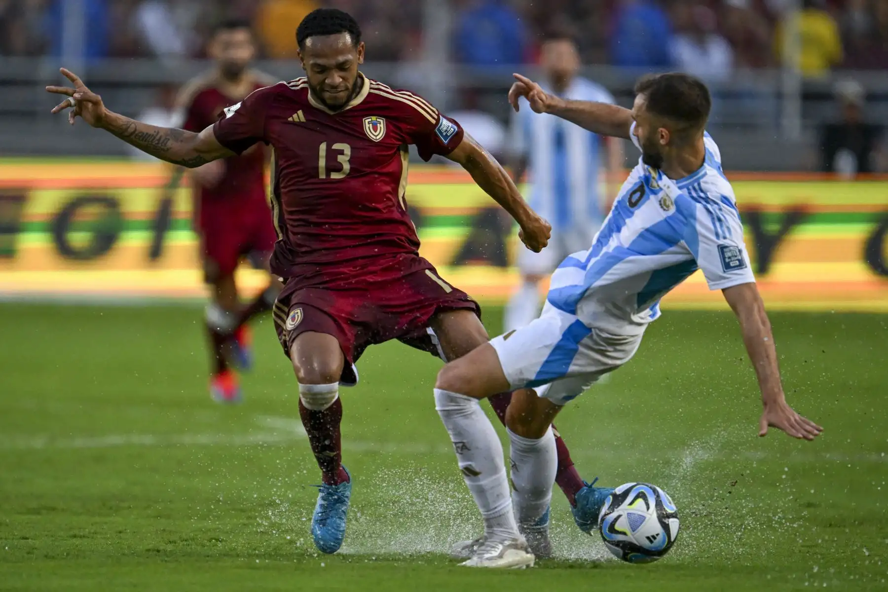 Un gol de Salomón Rondón pasó por agua la reaparición de Lionel Messi con Argentina y Venezuela sacó este jueves un empate 1-1 en casa ante los campeones del mundo en la novena fecha de la clasificatoria sudamericana hacia el Mundial de 2026. Foto: AFP
