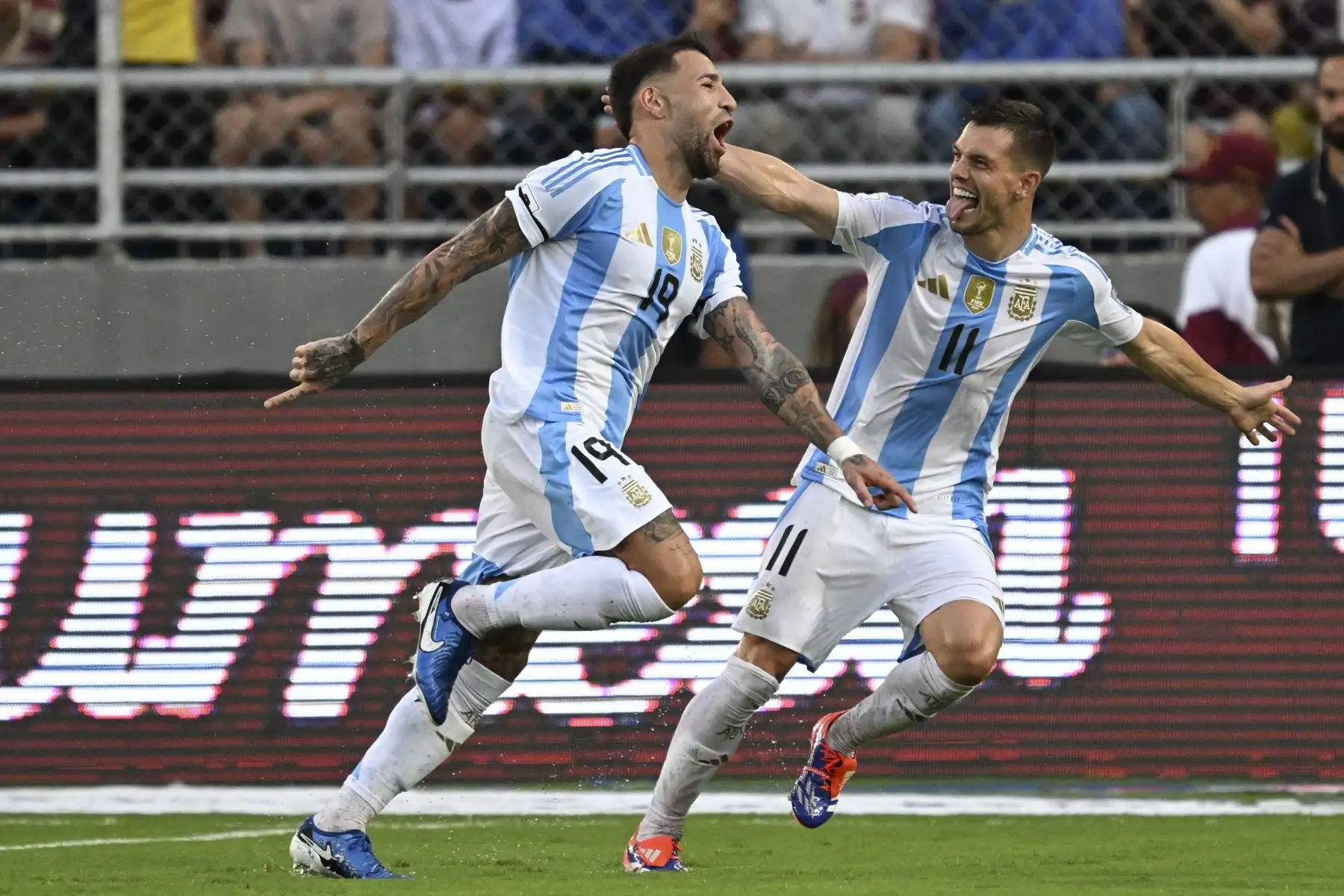 Argentina mantiene el liderato de la tabla con 19 puntos, mientras que Venezuela se ubica en el sexto puesto, con 11, a la espera del resultado de Brasil, más tarde este mismo miércoles, en su visita a Chile. La Canarinha, que por ahora suma 10 unidades, podría desplazar a la selección venezolana al séptimo peldaño. Foto: AFP