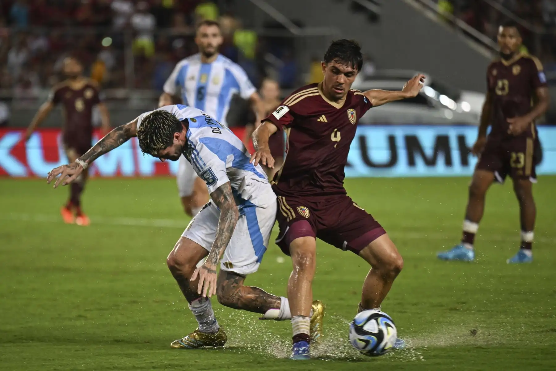 Rondón niveló en el 65, con un cabezazo a centro de Yeferson Soteldo con el que aumentó su récord como máximo goleador histórico de la Vinotinto, al alcanzar 45 anotaciones. Foto: AFP
