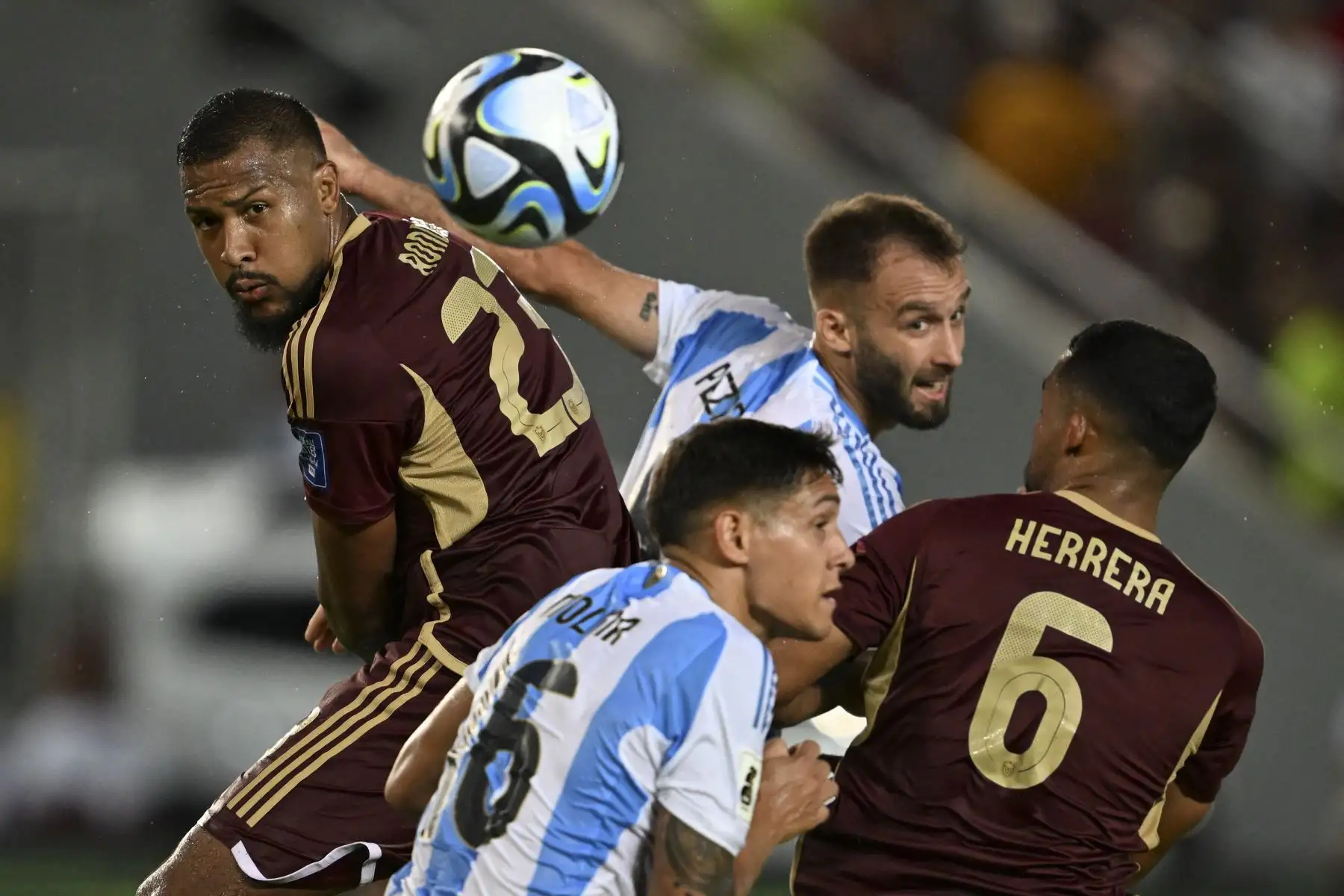 Un gol de Salomón Rondón pasó por agua la reaparición de Lionel Messi con Argentina y Venezuela sacó este jueves un empate 1-1 en casa ante los campeones del mundo en la novena fecha de la clasificatoria sudamericana hacia el Mundial de 2026. Foto: AFP