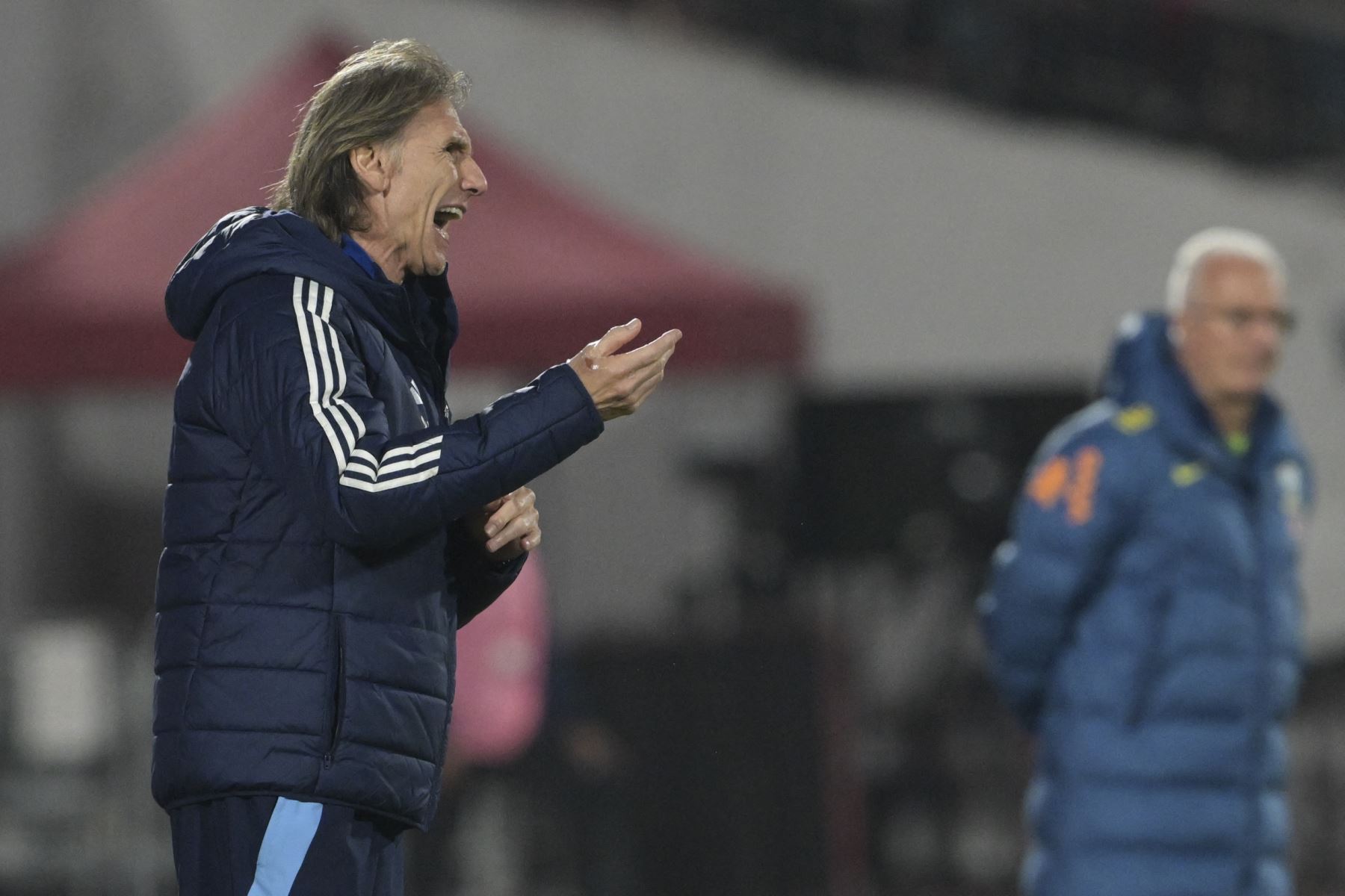 El técnico de la selección chilena, Ricardo Gareca, se lamenta luego que Brasil anotara el gol que deja a La Roja en el penúltimo lugar de las eliminatorias. Foto: AFP