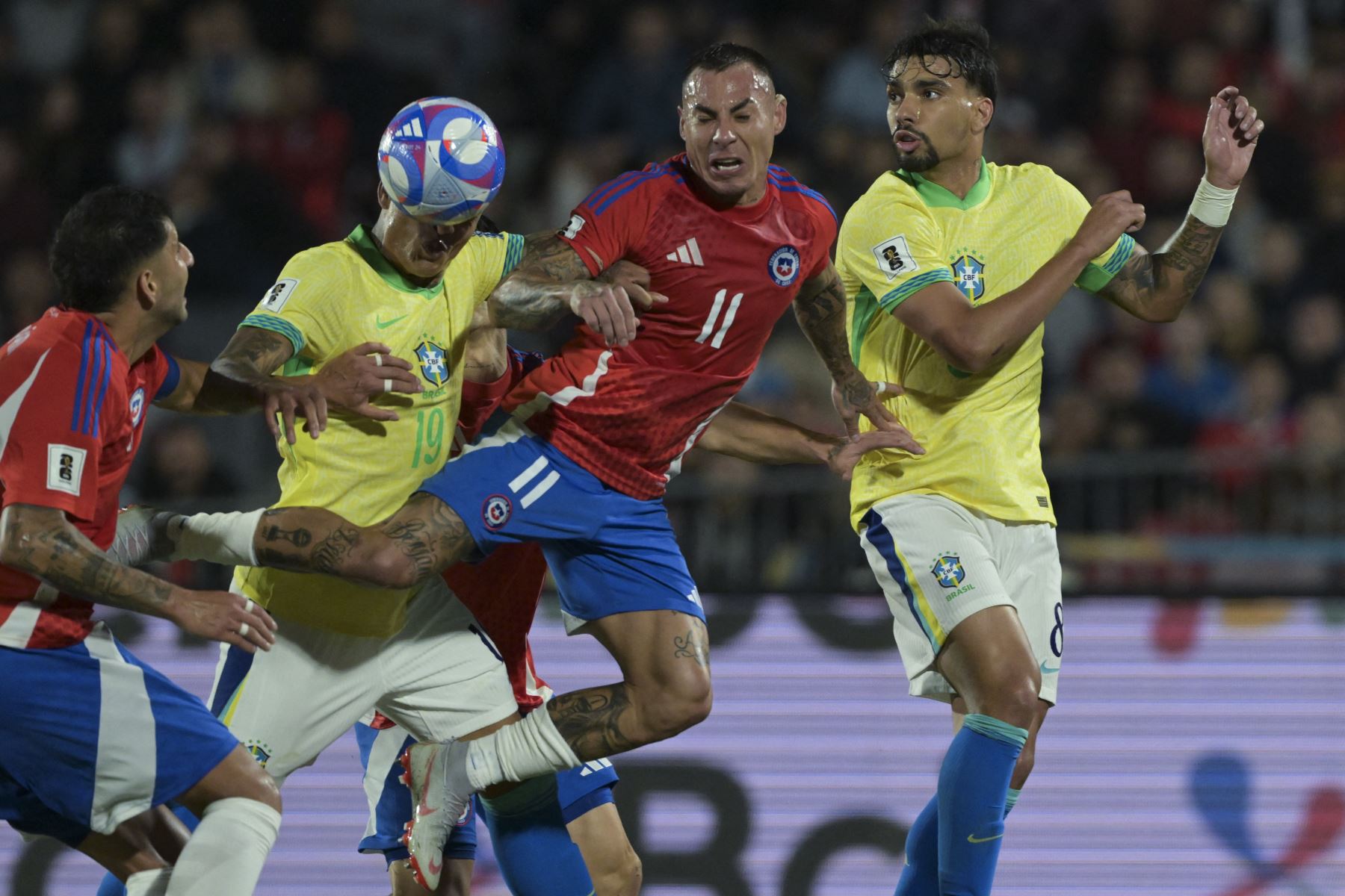 La Roja había abierto la cuenta en el minuto dos gracias a un cabezazo del delantero Eduardo Vargas, pero lode delanteros del Botafogo, líder del Brasileirao y semifinalista de la Copa Libertadores, Igor Jesus a los 45+2 y Luiz Henrique a los 89 anotaron los goles para la victoria Canarinha. Foto: AFP