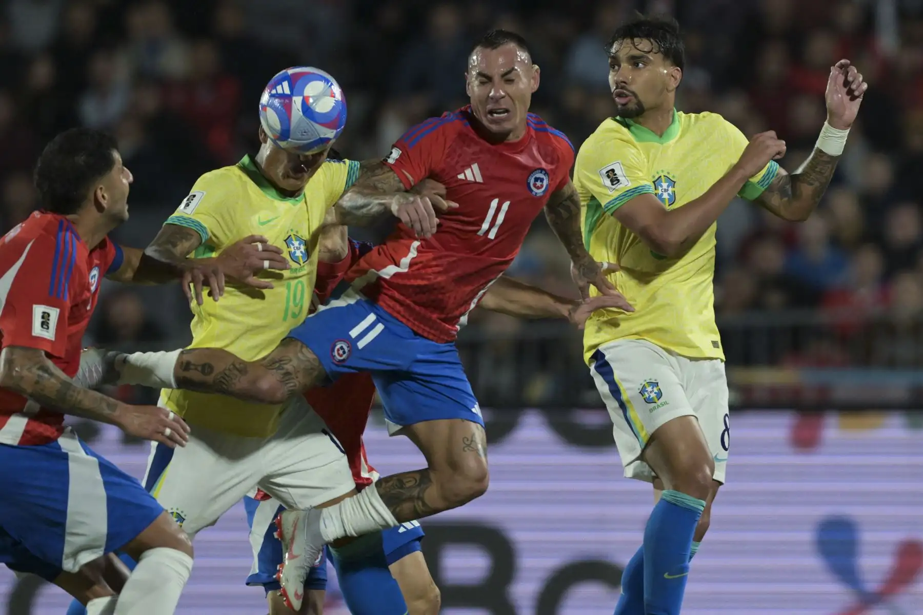 La Roja había abierto la cuenta en el minuto dos gracias a un cabezazo del delantero Eduardo Vargas, pero lode delanteros del Botafogo, líder del Brasileirao y semifinalista de la Copa Libertadores, Igor Jesus a los 45+2 y Luiz Henrique a los 89 anotaron los goles para la victoria Canarinha. Foto: AFP La Roja había abierto la cuenta en el minuto dos gracias a un cabezazo del delantero Eduardo Vargas, pero lode delanteros del Botafogo, líder del Brasileirao y semifinalista de la Copa Libertadores, Igor Jesus a los 45+2 y Luiz Henrique a los 89 anotaron los goles para la victoria Canarinha. Foto: AFP