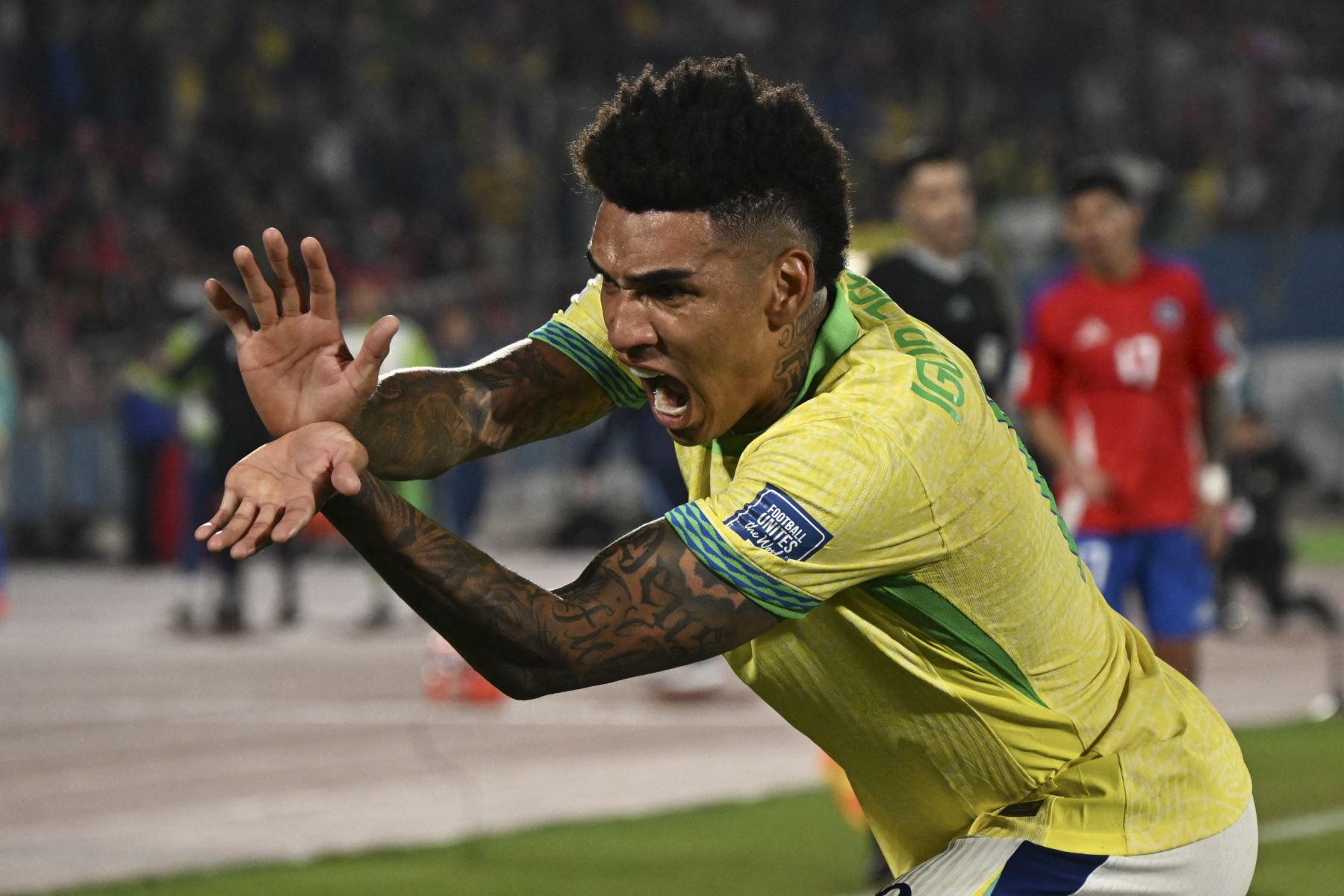 Brasil sufrió hasta el final pero venció 2-1 a Chile este jueves en Santiago, en la novena fecha de la clasificatoria sudamericana hacia el Mundial de 2026. Foto: AFP