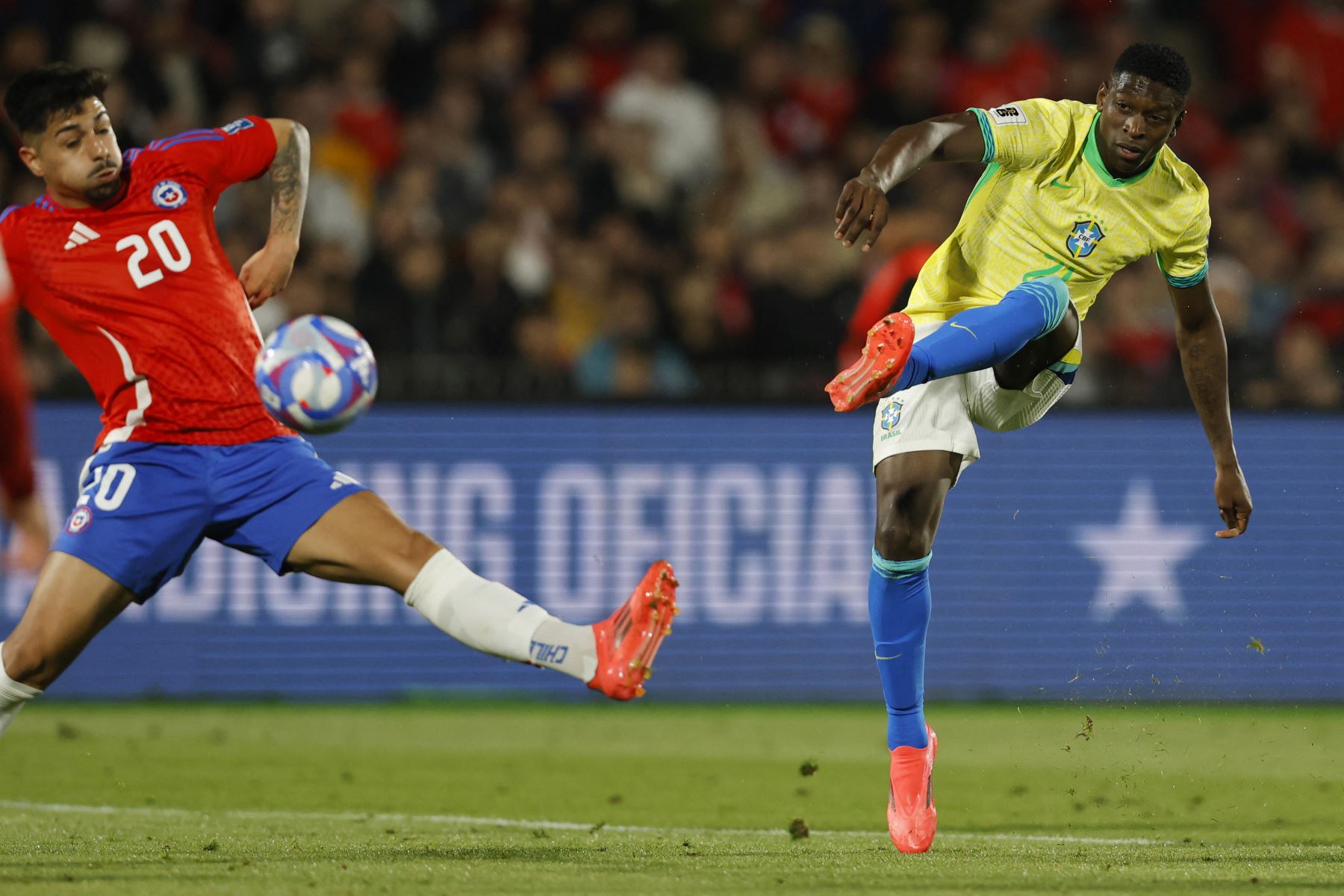 La Roja abrió la cuenta en el minuto 2 gracias a un cabezazo del delantero Eduardo Vargas, tras un gran centro de Felipe Loyola. Foto: AFP