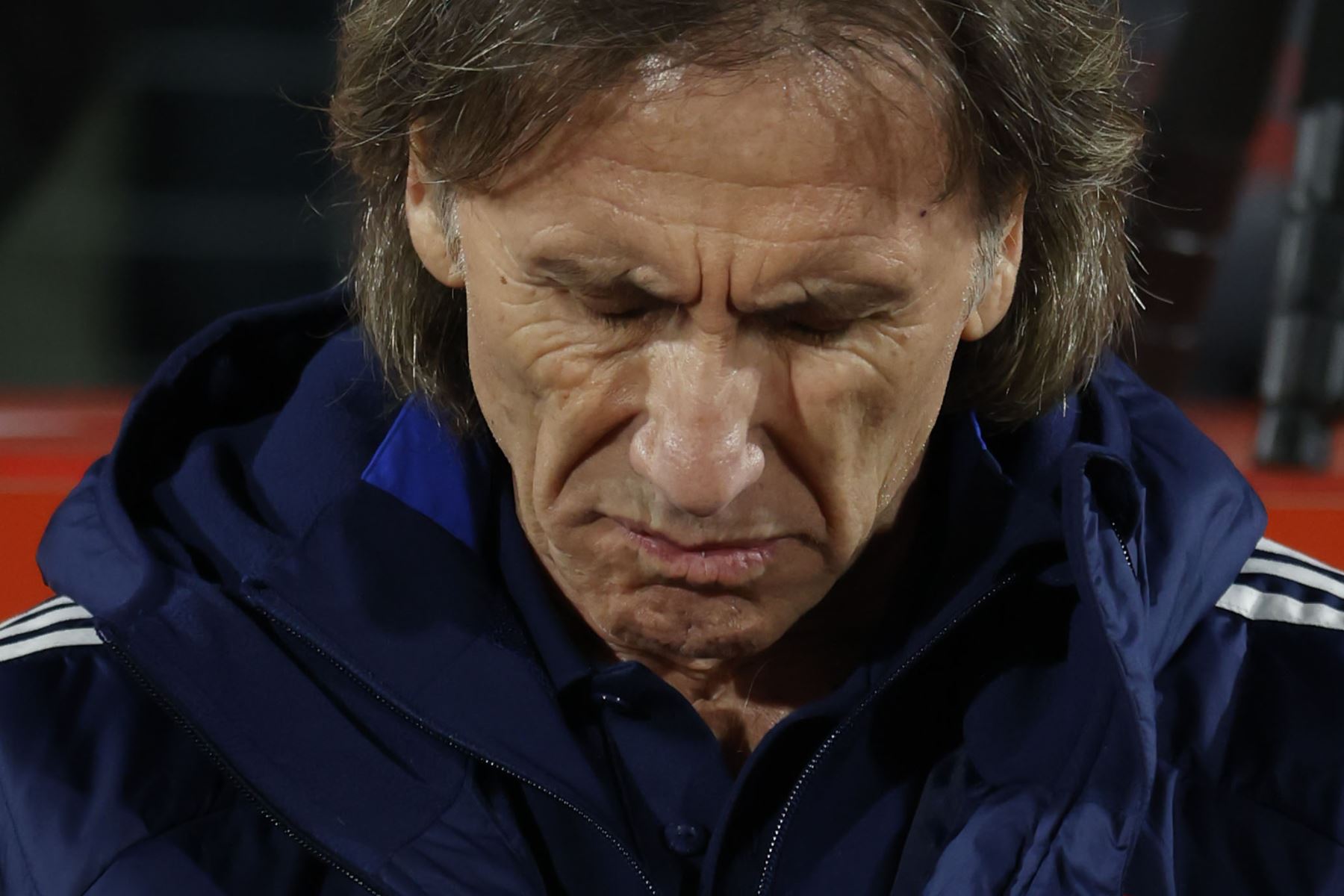 El técnico de la selección chilena, Ricardo Gareca, se lamenta luego que Brasil anotara el gol que deja a La Roja en el penúltimo lugar de las eliminatorias. Foto: AFP