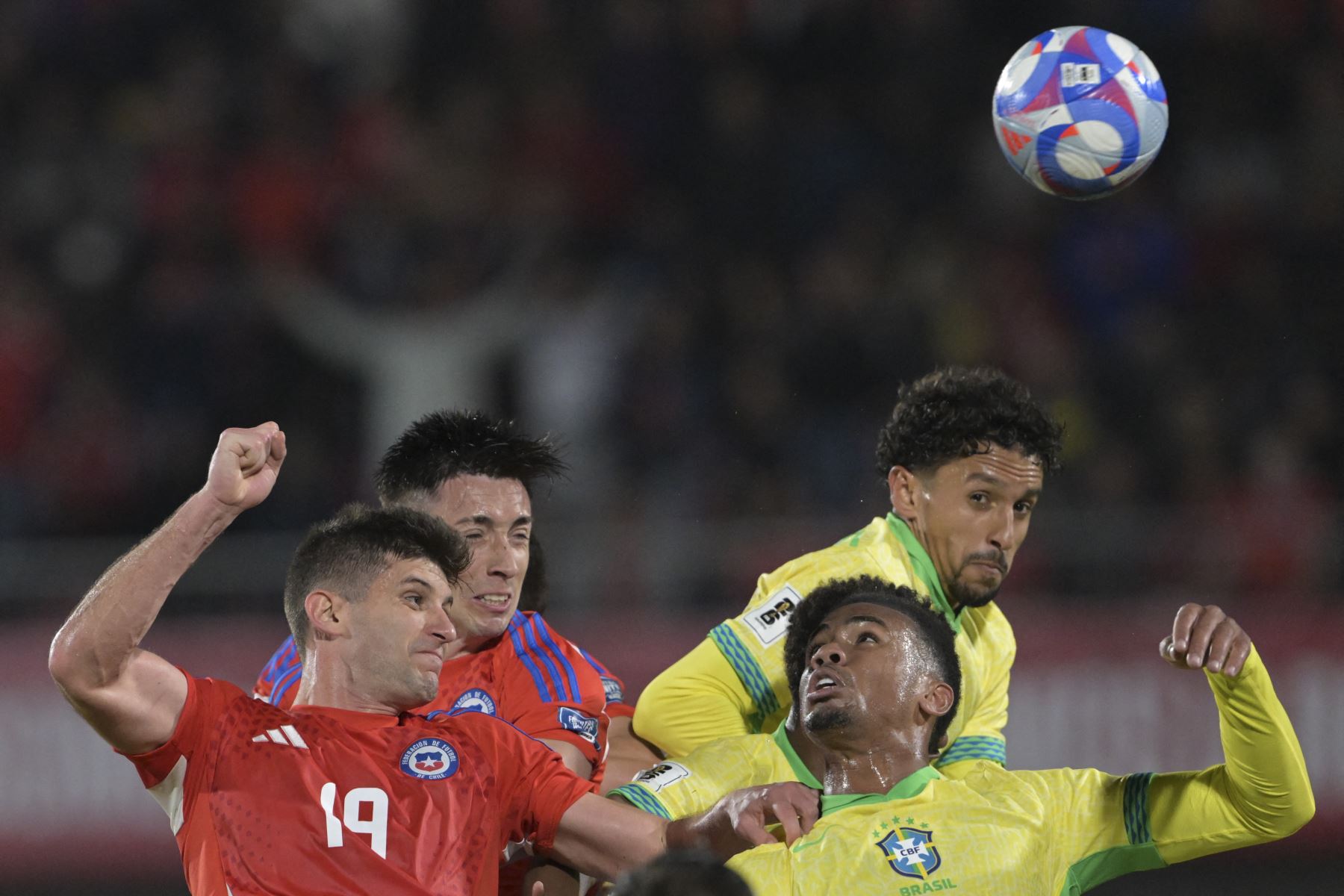 La Roja abrió la cuenta en el minuto 2 gracias a un cabezazo del delantero Eduardo Vargas, tras un gran centro de Felipe Loyola. Foto: AFP