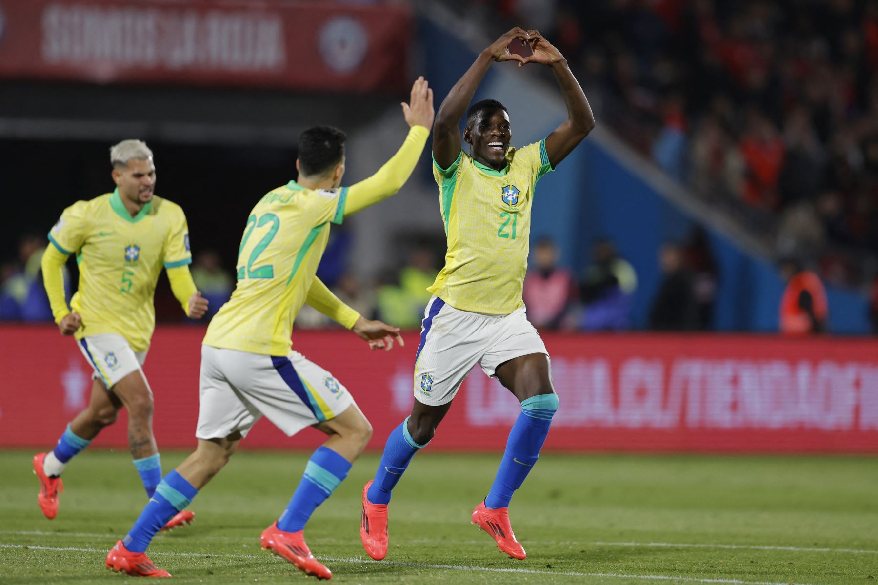 Brasil sufrió hasta el final pero venció 2-1 a Chile este jueves en Santiago, en la novena fecha de la clasificatoria sudamericana hacia el Mundial de 2026. Foto: AFP