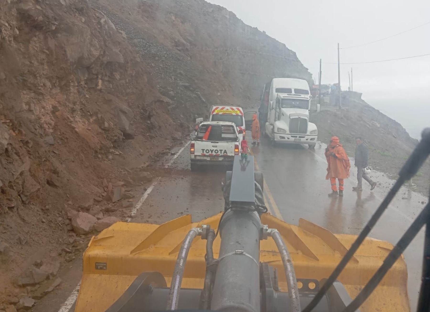 El tránsito en la carretera Panamericana Sur, en el tramo entre los distritos de Atico y Ocoña (Arequipa), se encuentra restringido y las autoridades piden a los transportistas conducir con precaución. ANDINA/Difusión