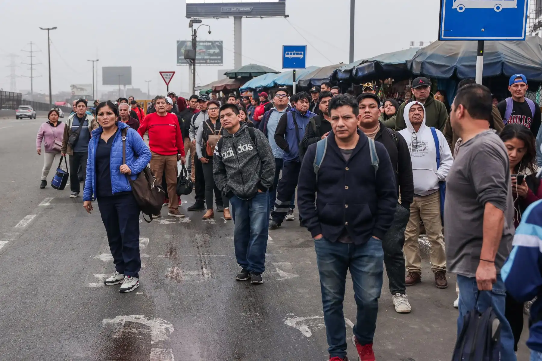Ciudadanos esperan la llegada de buses en Puente Nuevo, en el segundo día del anunciado paro de transporte. Foto: ANDINA/ Connie Calderon