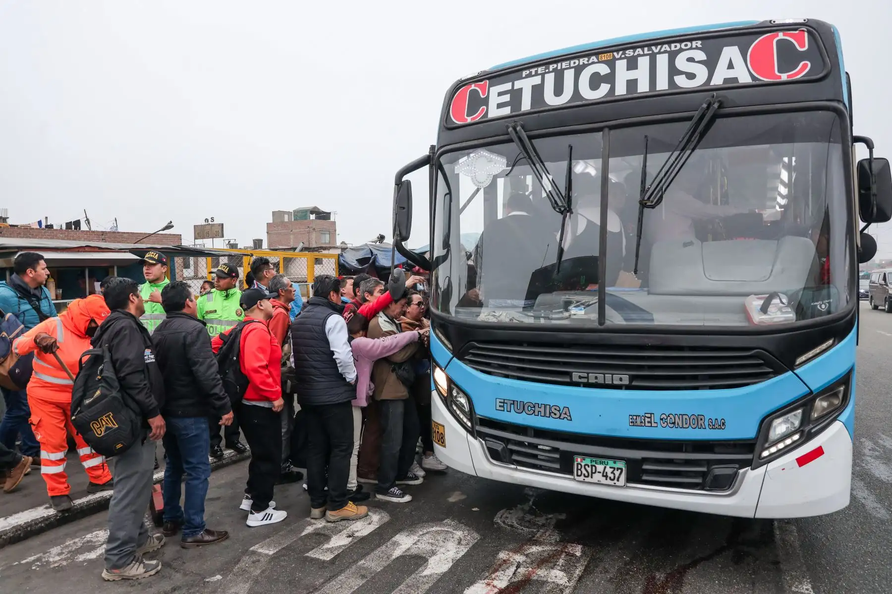 Ciudadanos esperan la llegada de buses en Puente Nuevo, en el segundo día del anunciado paro de transportistas en Lima y Callao. Foto: ANDINA/ Connie Calderon