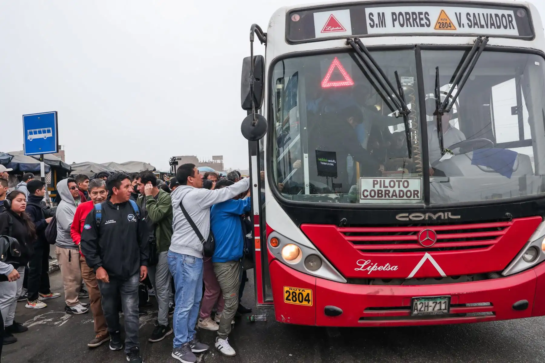 Ciudadanos esperan la llegada de buses en Puente Nuevo, en el segundo día del anunciado paro de transportistas en Lima y Callao. Foto: ANDINA/ Connie Calderon