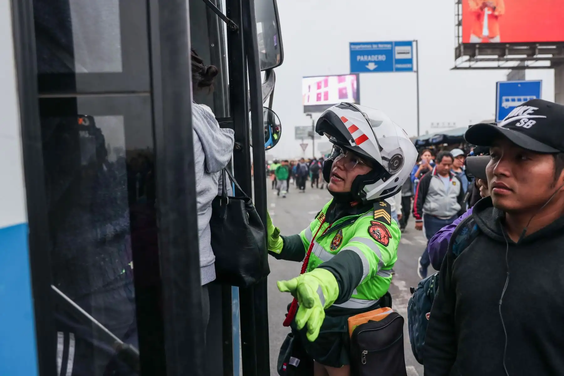 Ciudadanos esperan la llegada de buses en Puente Nuevo, en el segundo día del anunciado paro de transportistas en Lima y Callao. Foto: ANDINA/ Connie Calderon