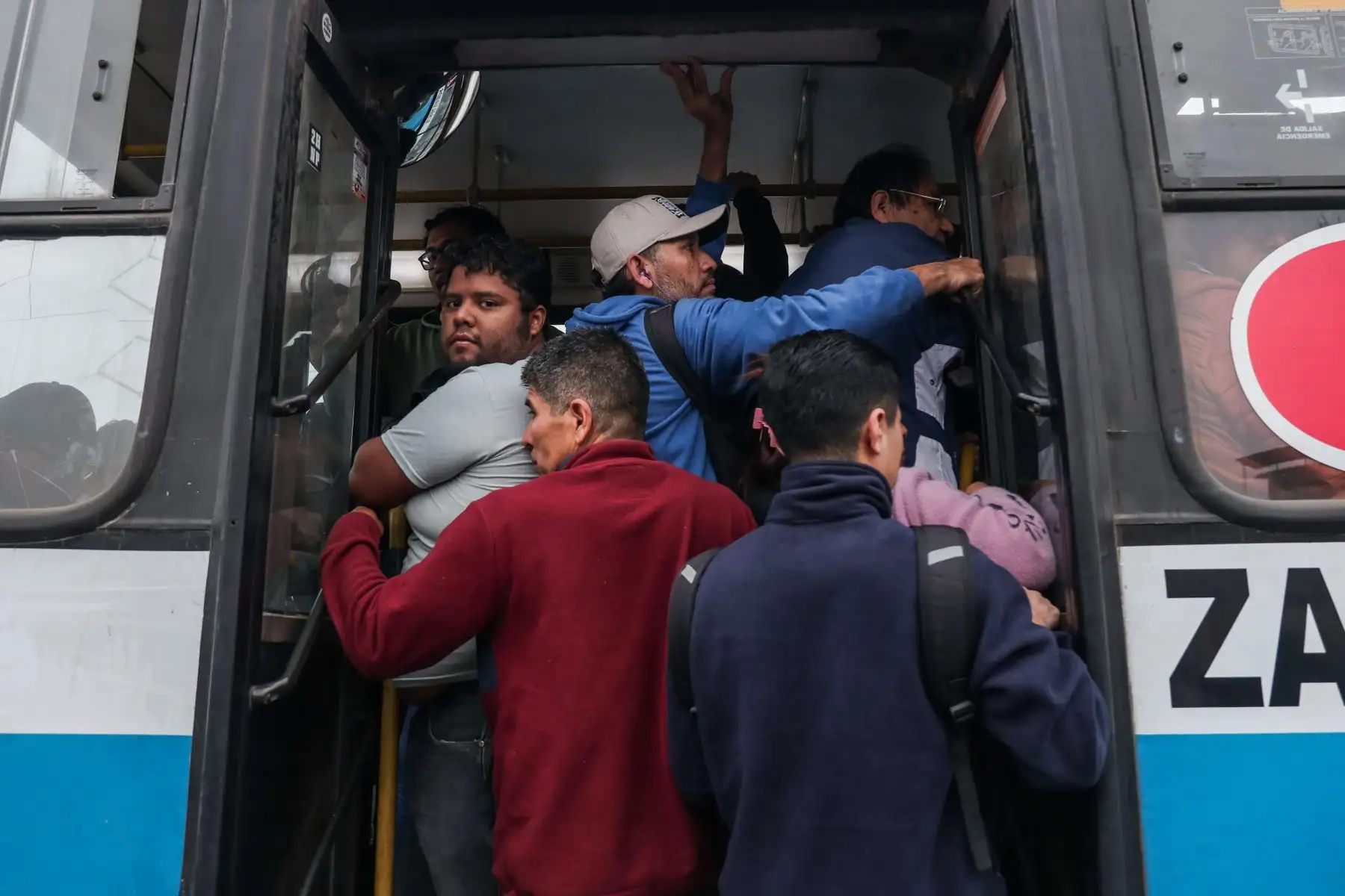 Ciudadanos esperan la llegada de buses en Puente Nuevo, en el segundo día del anunciado paro de transportistas en Lima y Callao. Foto: ANDINA/ Connie Calderon